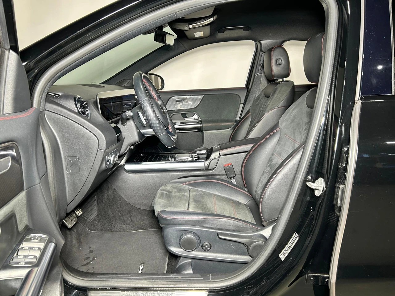 MERCEDES-BENZ GLA 200 AMG Line-image-6