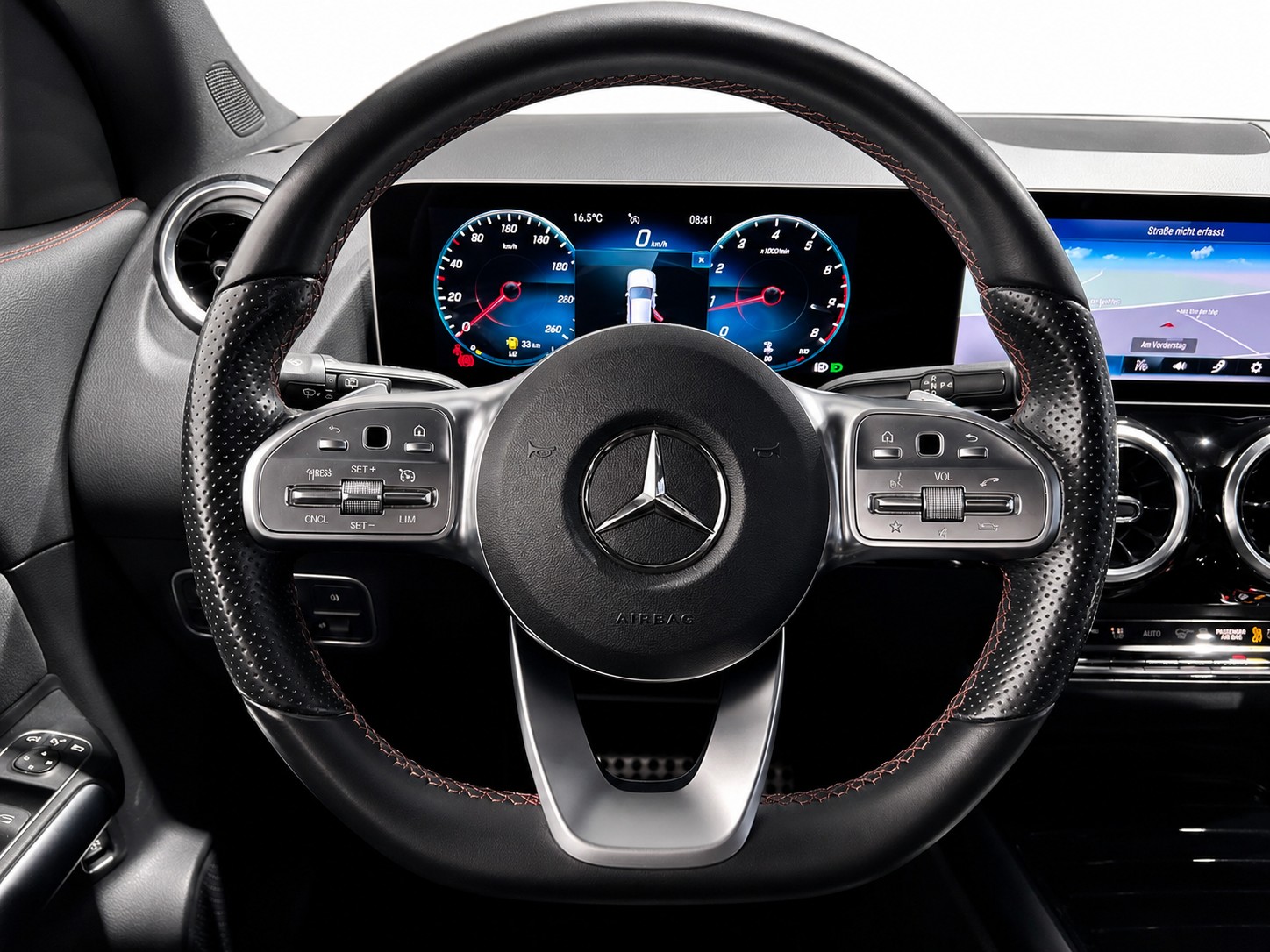 MERCEDES-BENZ GLA 200 AMG Line-image-13