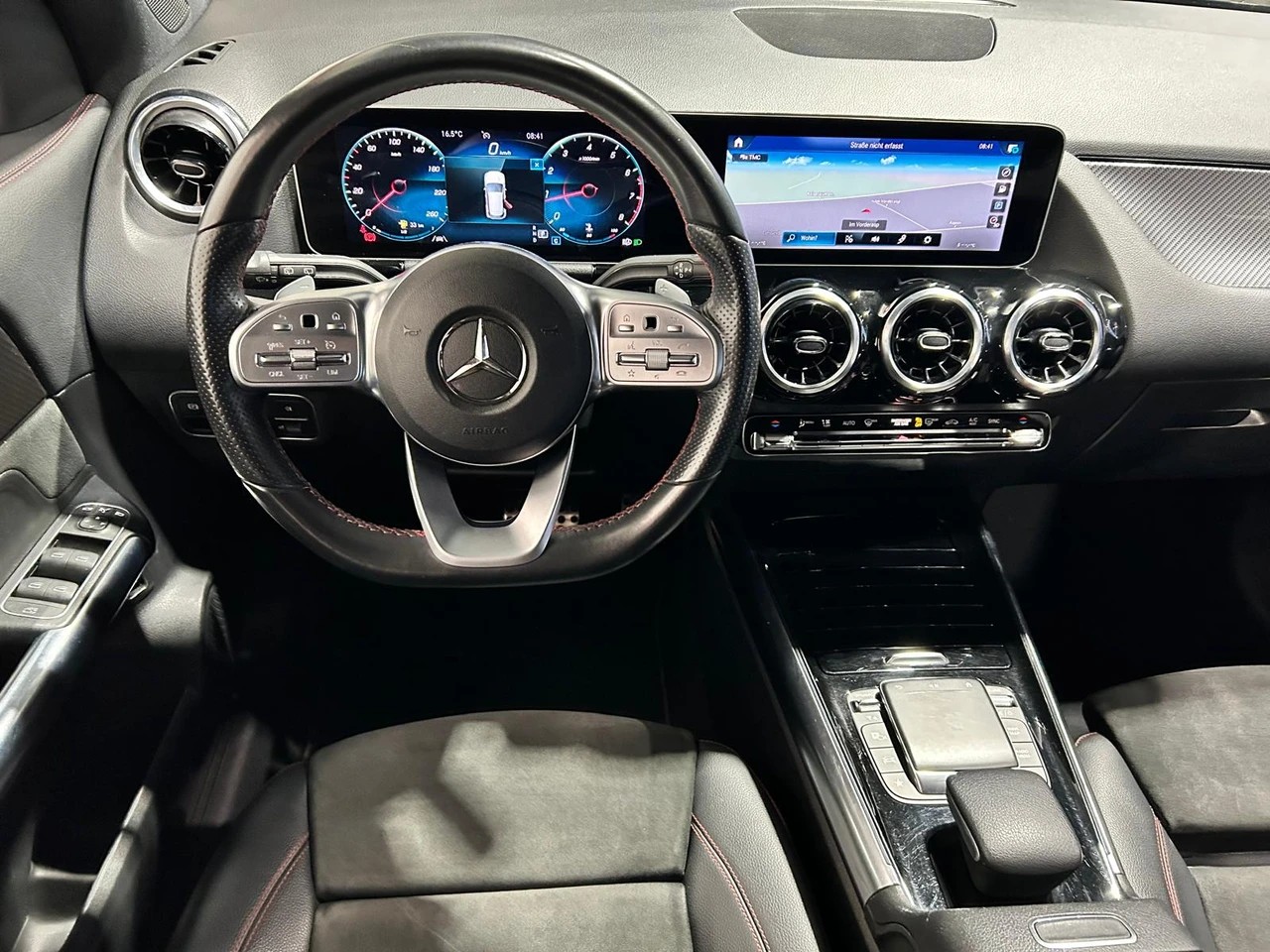 MERCEDES-BENZ GLA 200 AMG Line-image-14