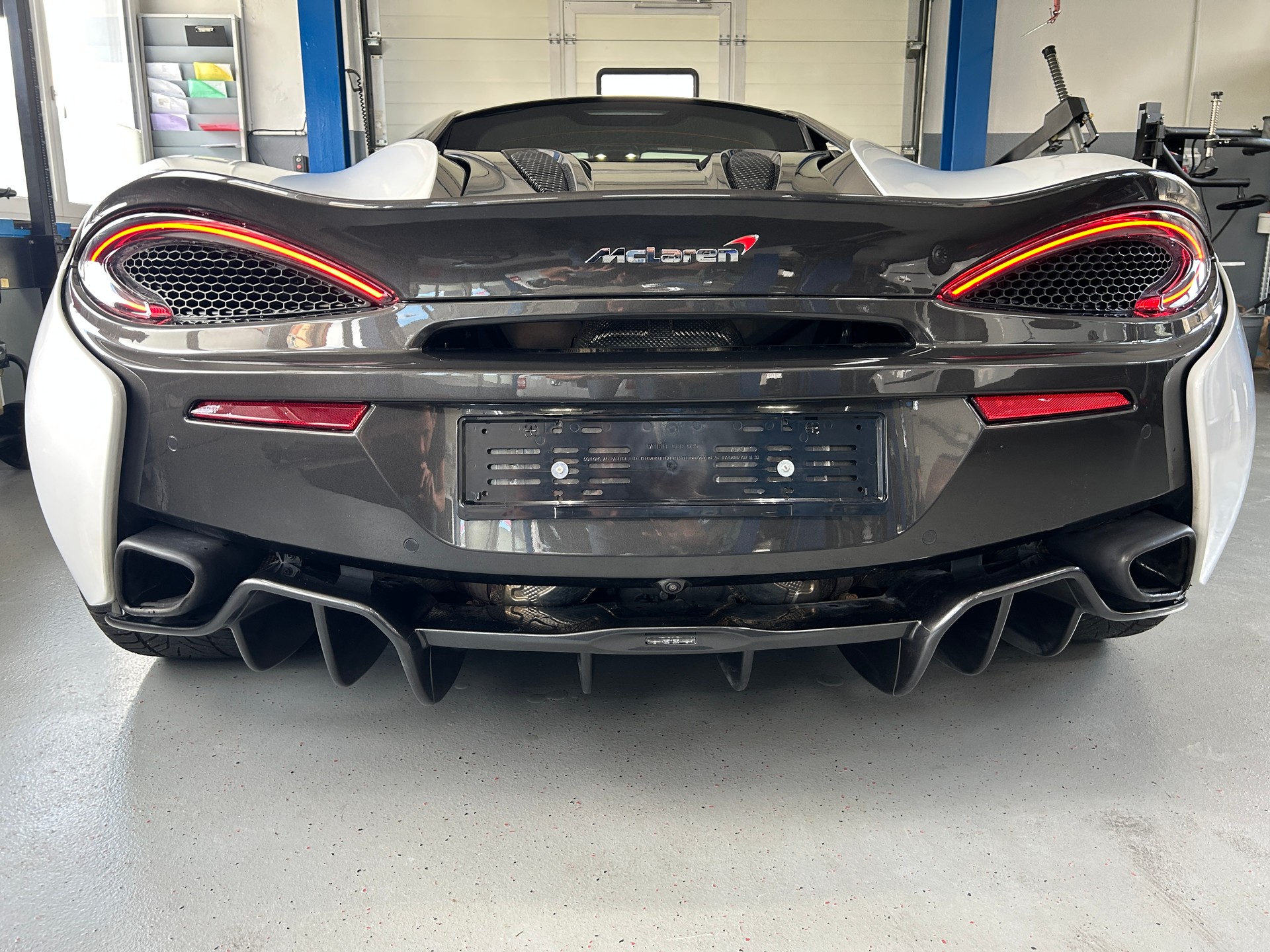 McLAREN 570S Coupé 3.8 V8 SSG-image-4