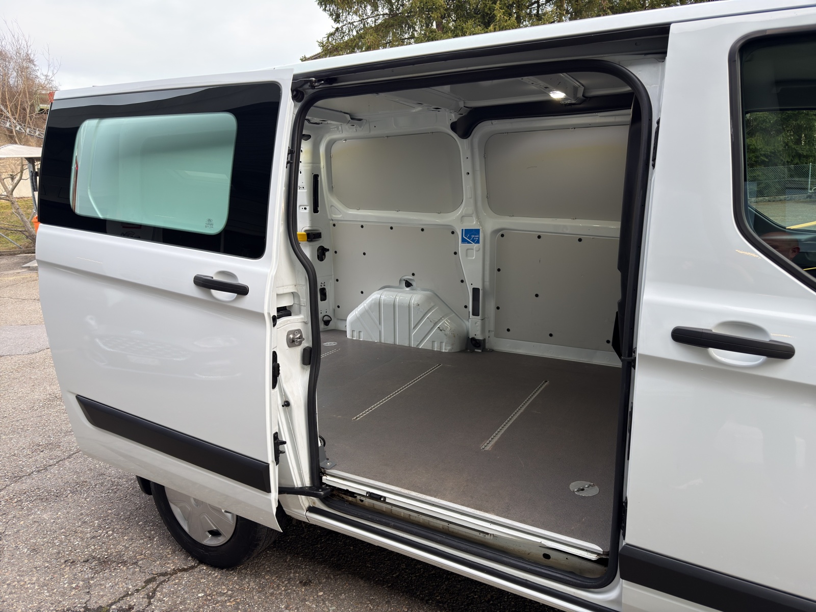 FORD Transit Custom Van 300 L1H1 Trend*AHK 2500KG*-image-14