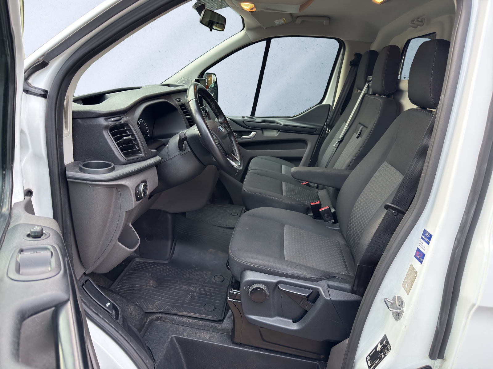 FORD Transit Custom Van 300 L1H1 Trend*AHK 2500KG*-image-6