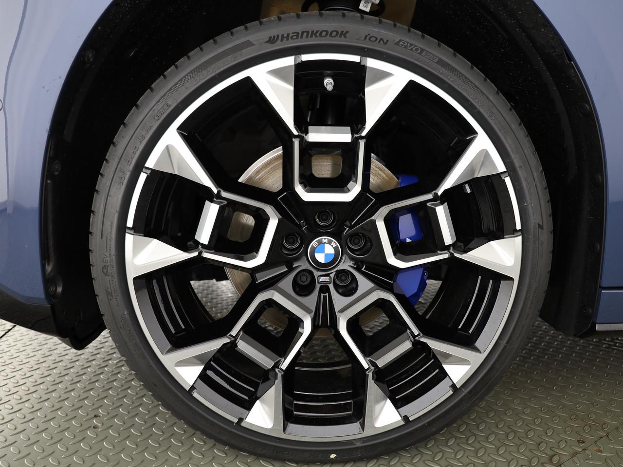 BMW iX3 50 xDrive-image-24