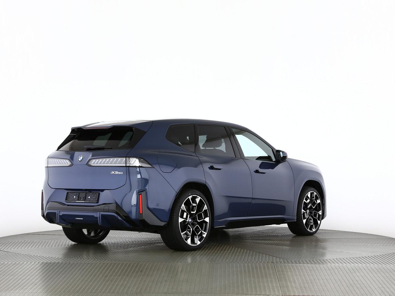 BMW iX3 50 xDrive-image-11