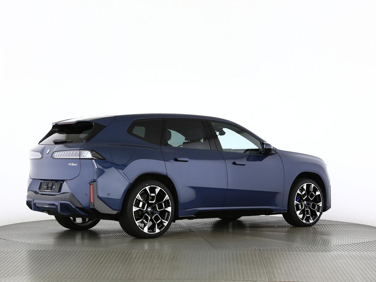 BMW iX3 50 xDrive-image-12