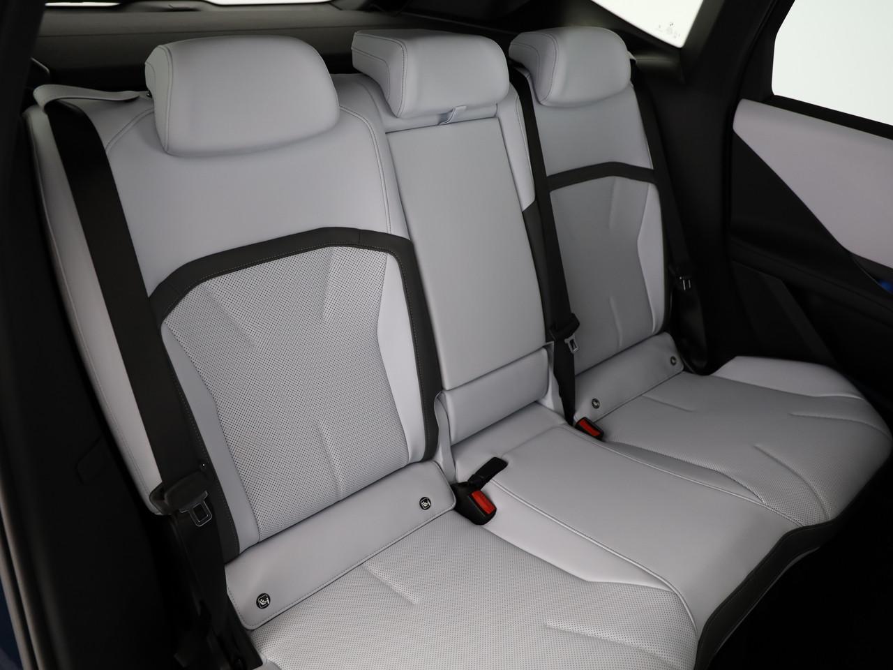BMW iX3 50 xDrive-image-21