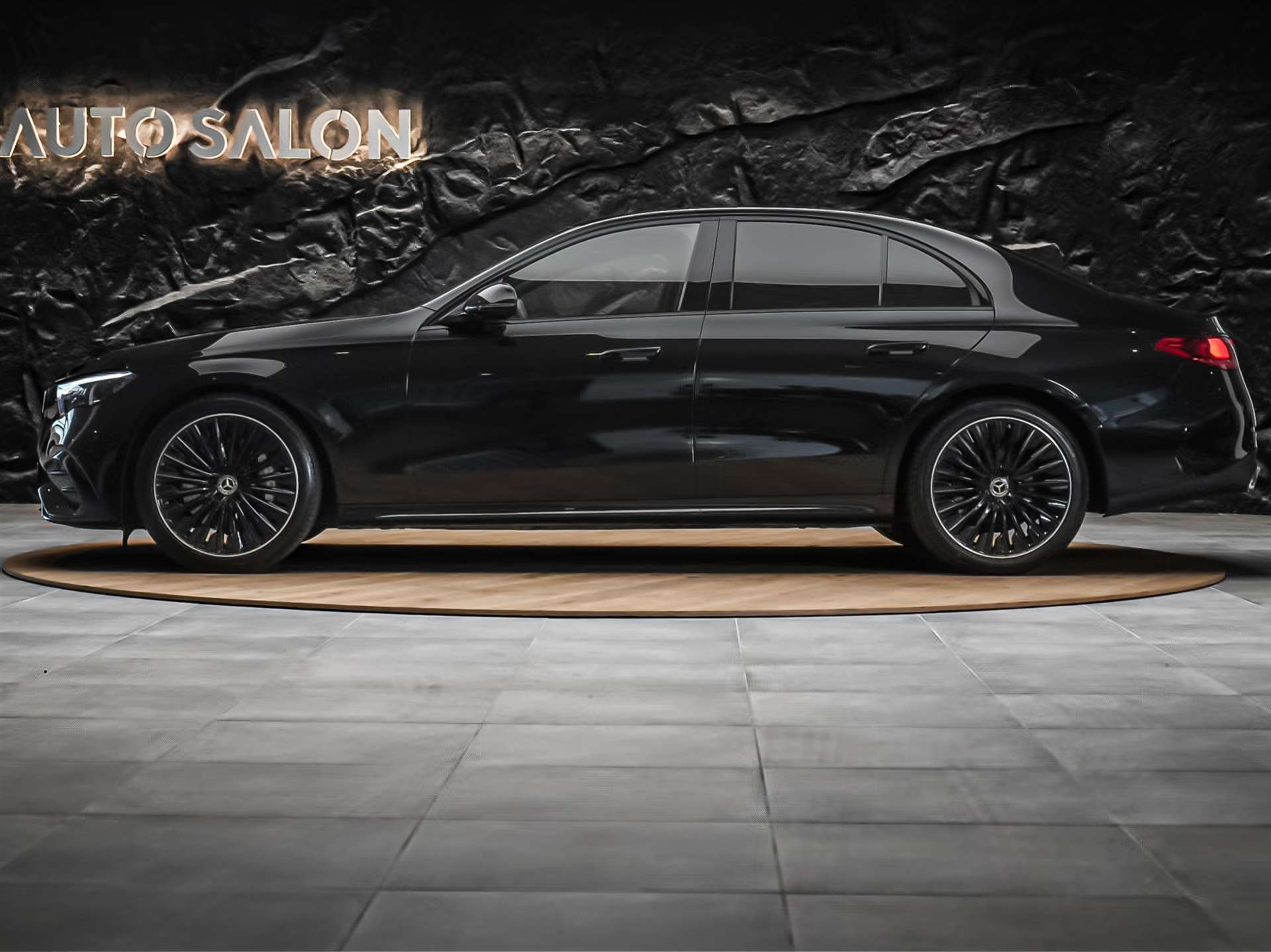 MERCEDES-BENZ MERCEDES-BENZ E 220 d AMG Line 9G-Tronic *Supercreen*Werksgarantie*-image-2