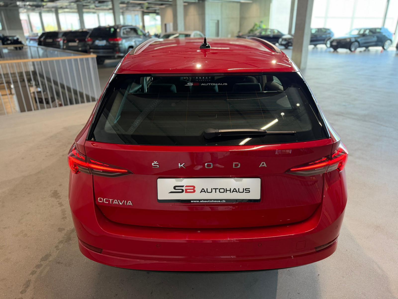 SKODA Octavia Combi 2.0 TDI DSG Ambition-image-15