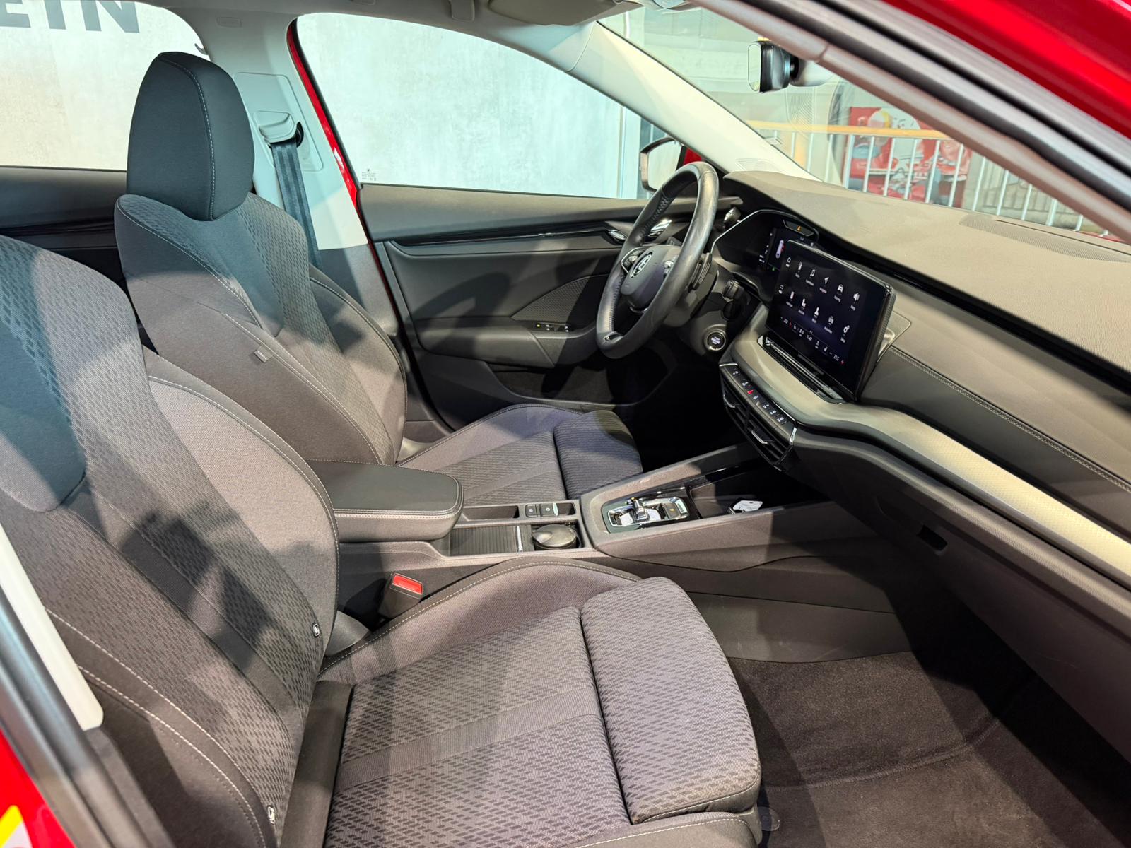SKODA Octavia Combi 2.0 TDI DSG Ambition-image-17