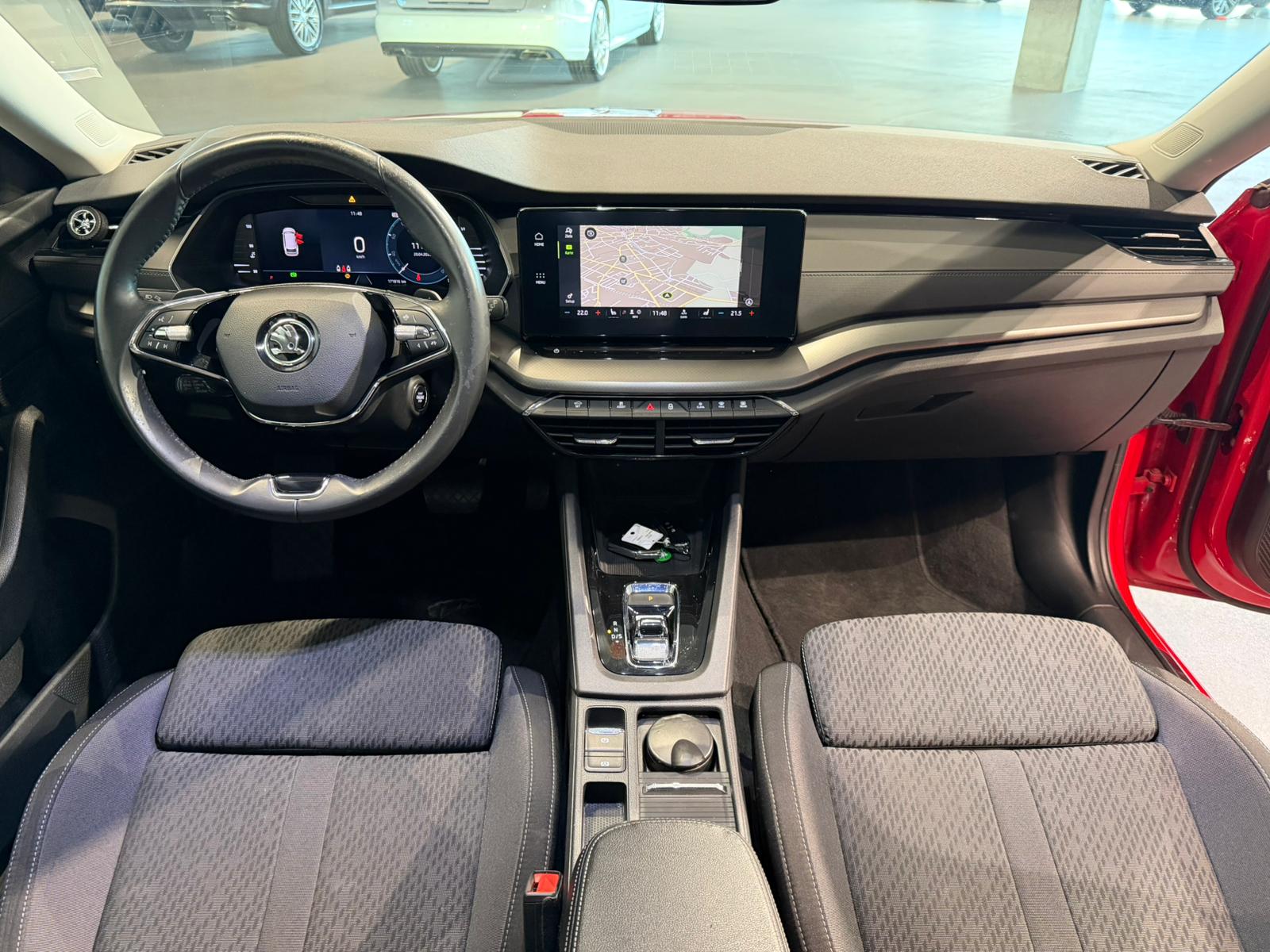 SKODA Octavia Combi 2.0 TDI DSG Ambition-image-19