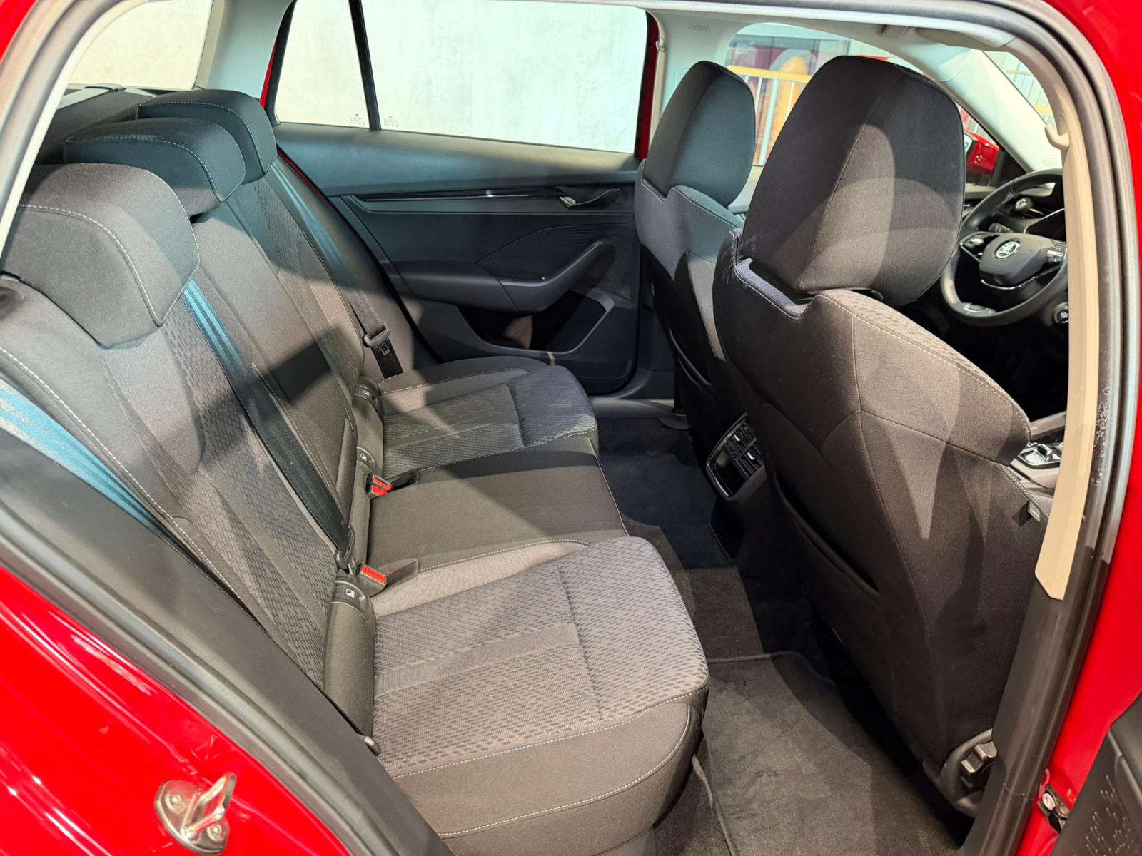 SKODA Octavia Combi 2.0 TDI DSG Ambition-image-18