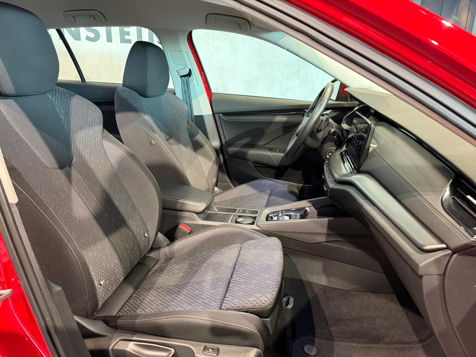 SKODA Octavia Combi 2.0 TDI DSG Ambition-image-24