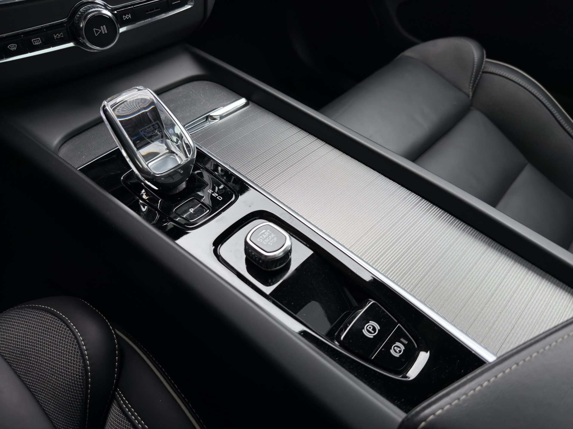 VOLVO XC60 T8 eAWD PluginHybrid Ultimate Dark Geartronic-image-16