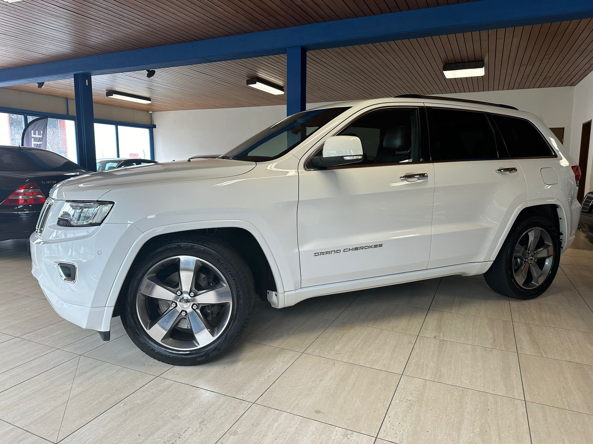 JEEP Grand Cherokee 3.0 CRD Overland Automatic-image-3