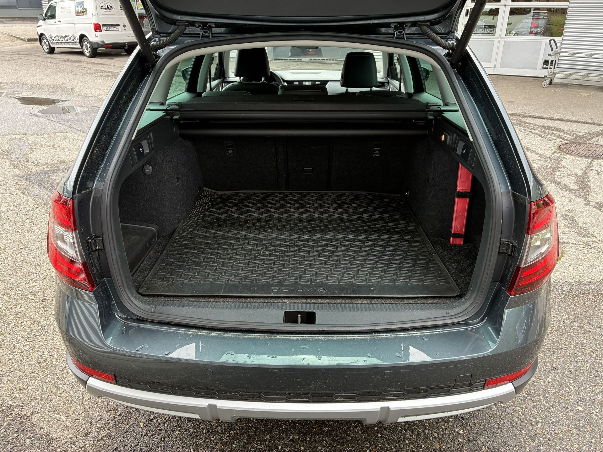 SKODA Octavia Combi 2.0 TDI Scout 4x4 DSG-image-8
