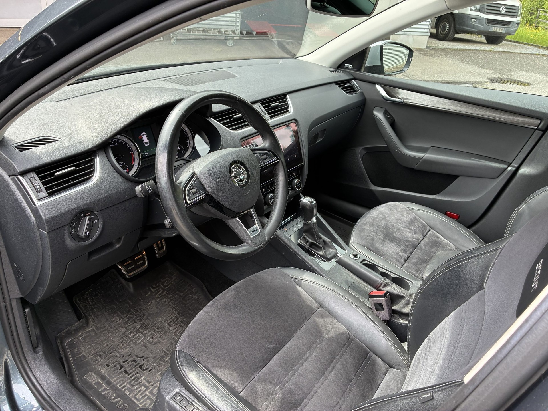 SKODA Octavia Combi 2.0 TDI Scout 4x4 DSG-image-11