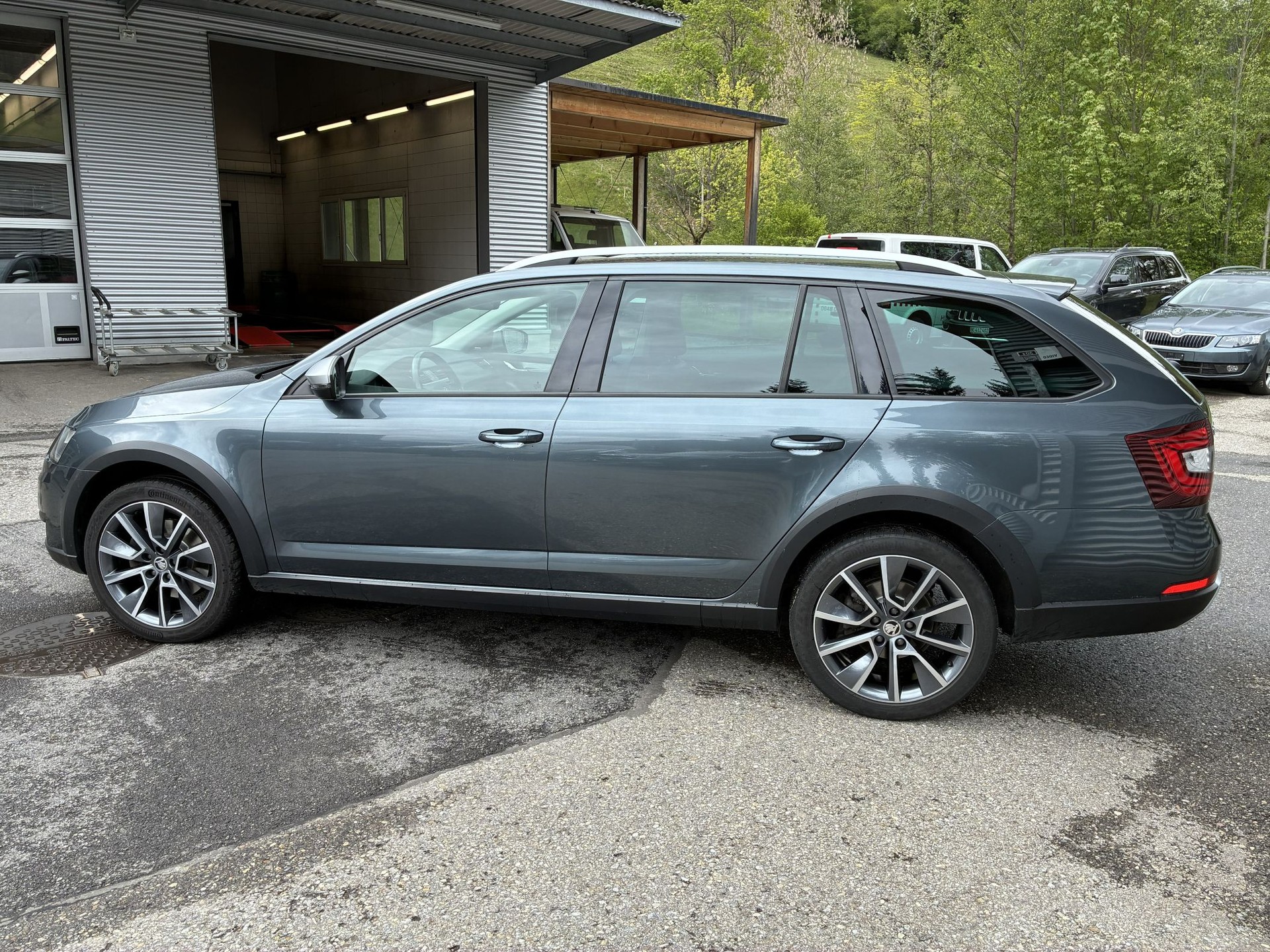 SKODA Octavia Combi 2.0 TDI Scout 4x4 DSG-image-2