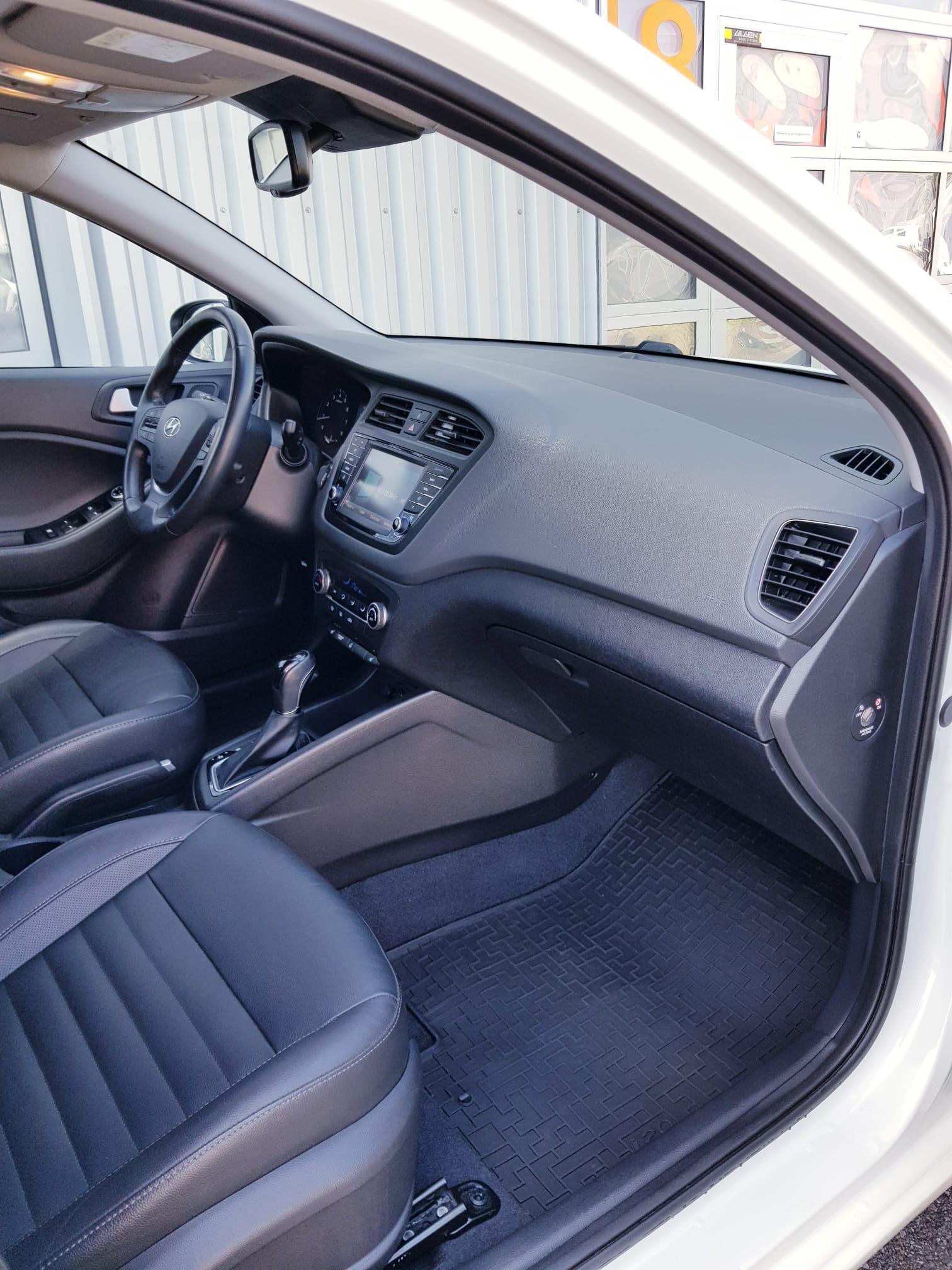HYUNDAI i20 1.4 Vertex Automatic-image-9