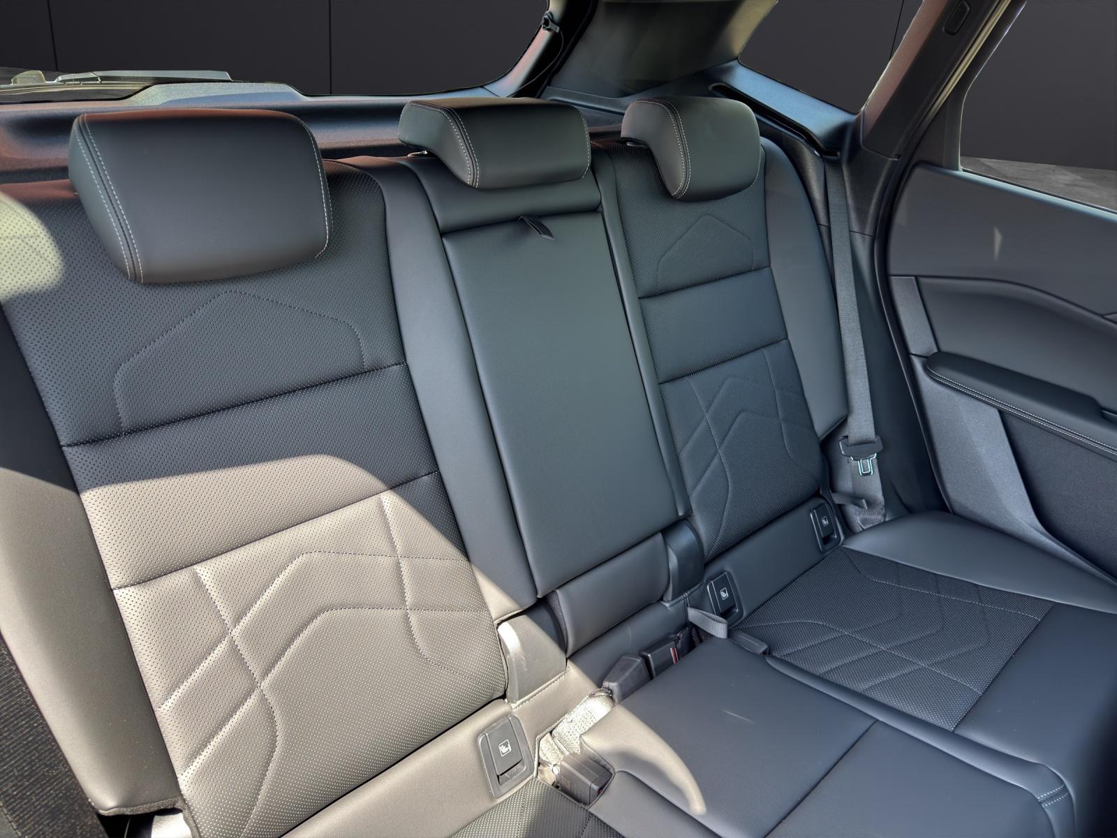 BMW 225e xDrive Active Tourer-image-11