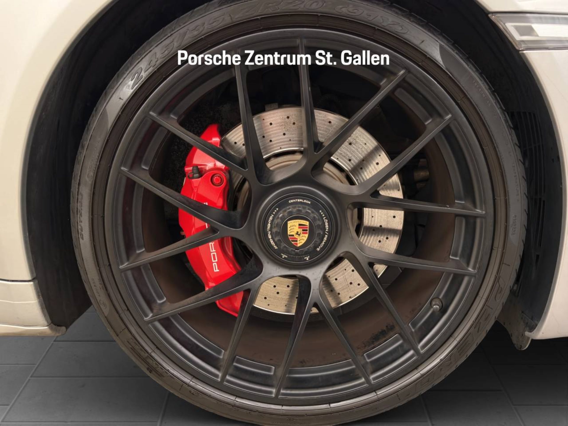 PORSCHE 911 Carrera 4 GTS Cabriolet-image-10