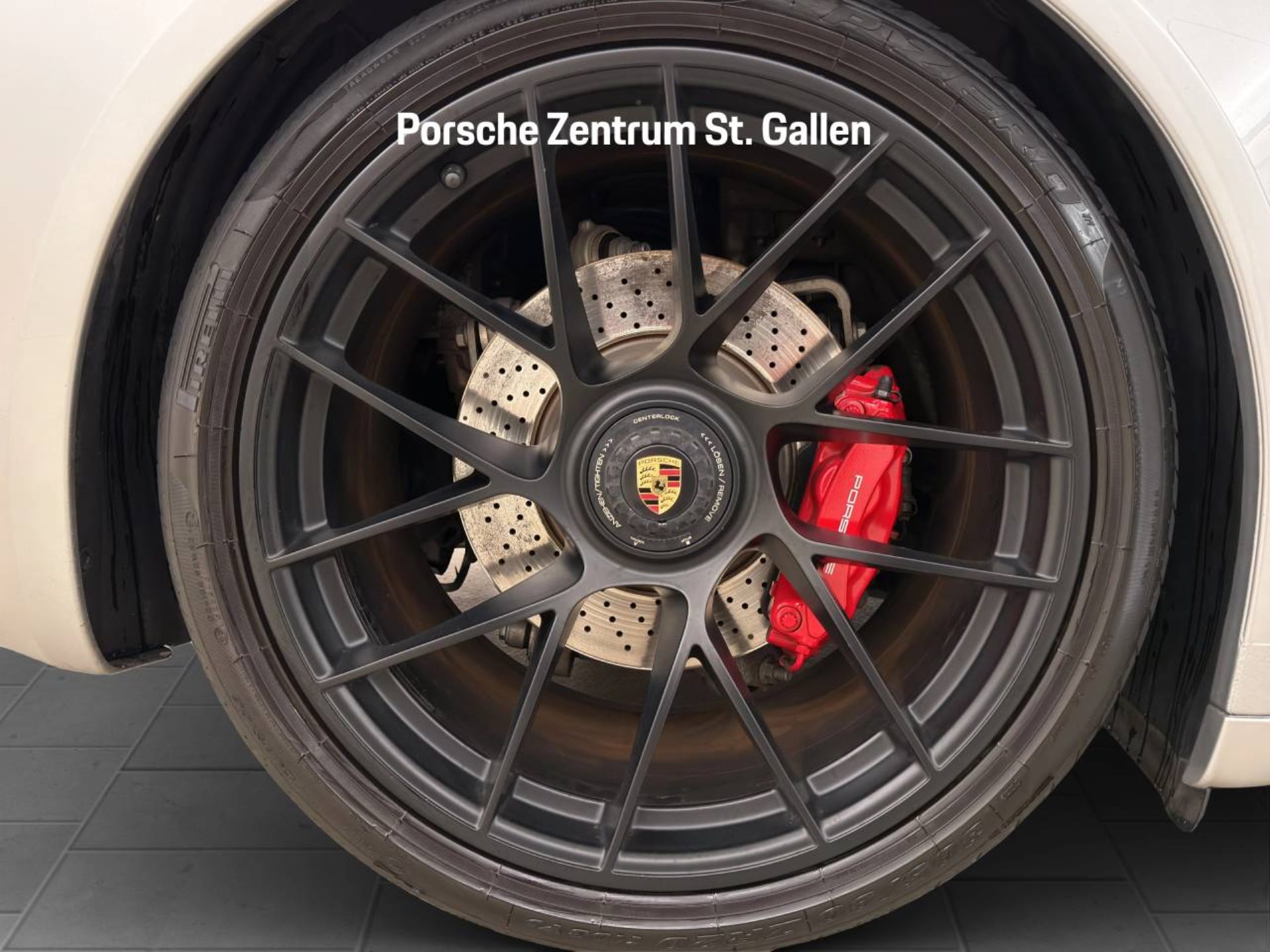 PORSCHE 911 Carrera 4 GTS Cabriolet-image-11