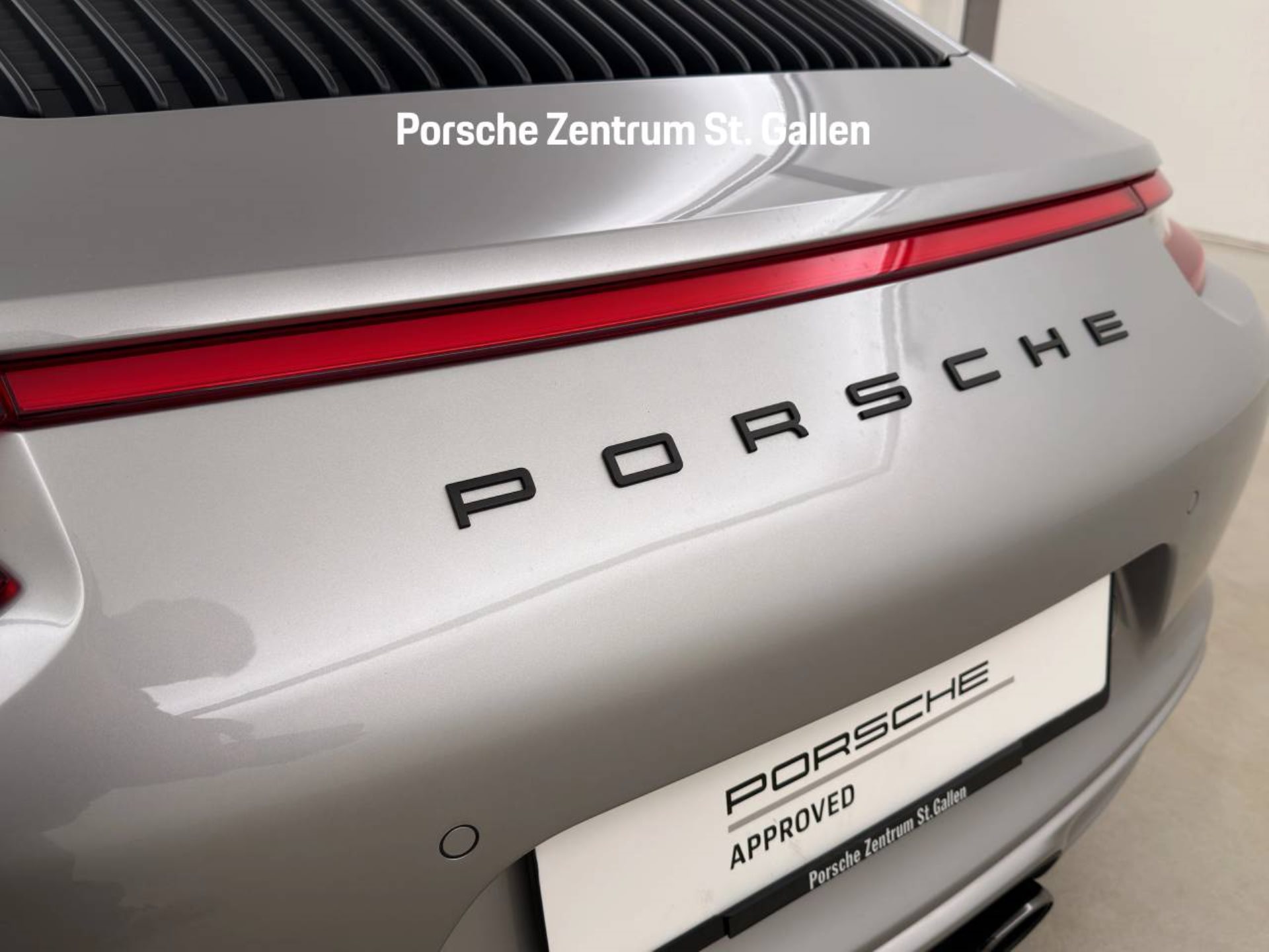 PORSCHE 911 Carrera 4 GTS Cabriolet-image-12