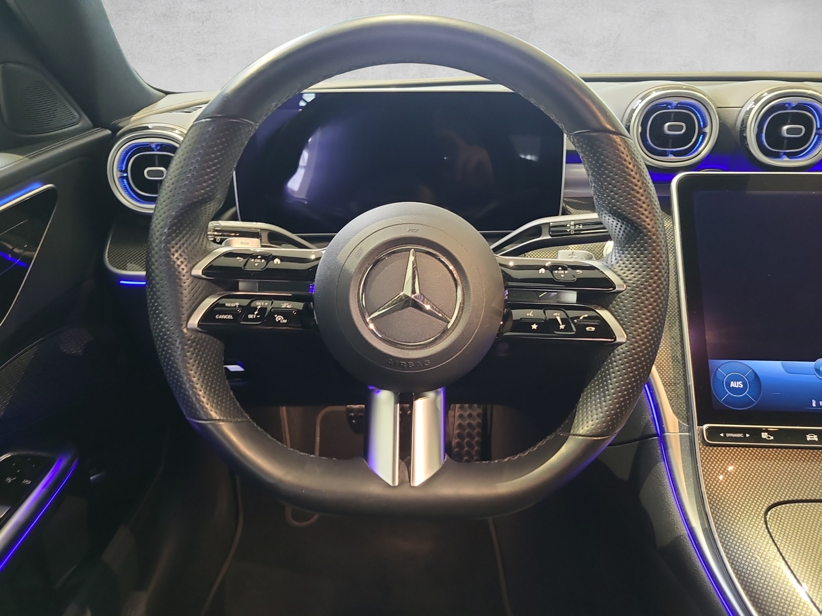 MERCEDES-BENZ C 200 4Matic AMG Line-image-12