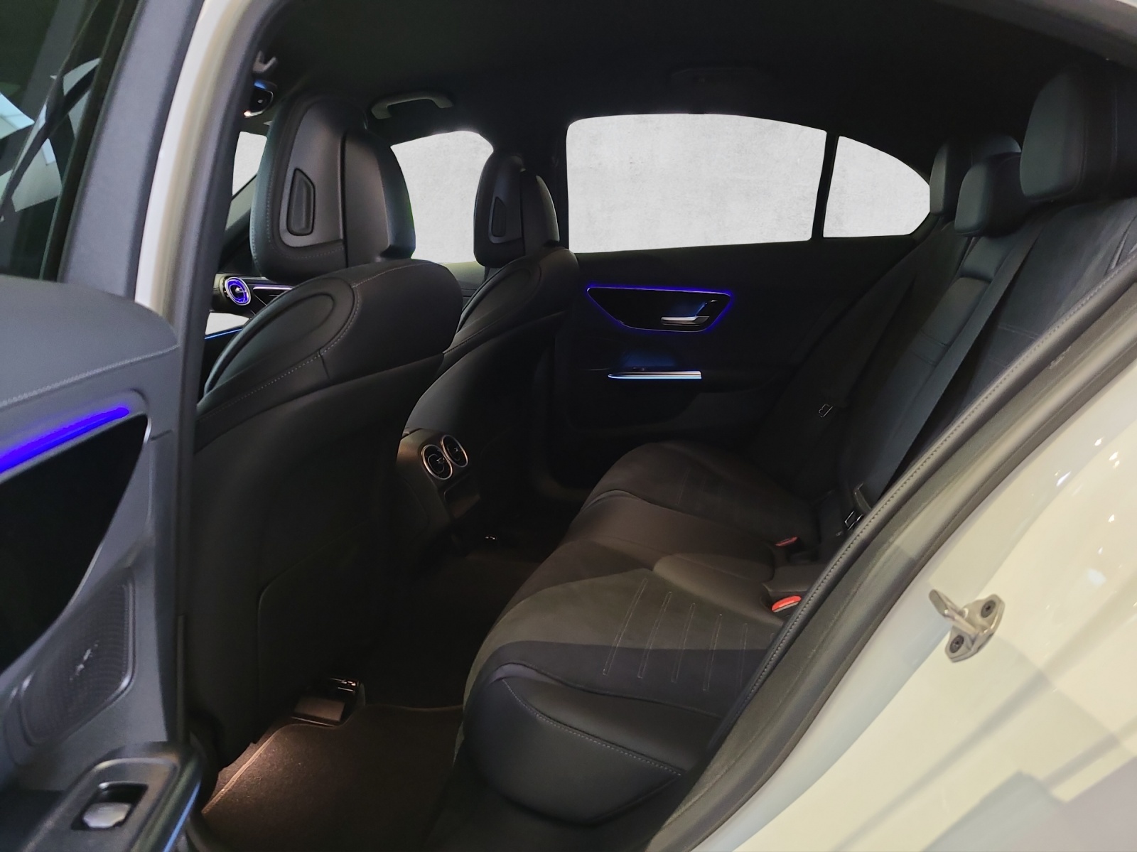 MERCEDES-BENZ C 200 4Matic AMG Line-image-10