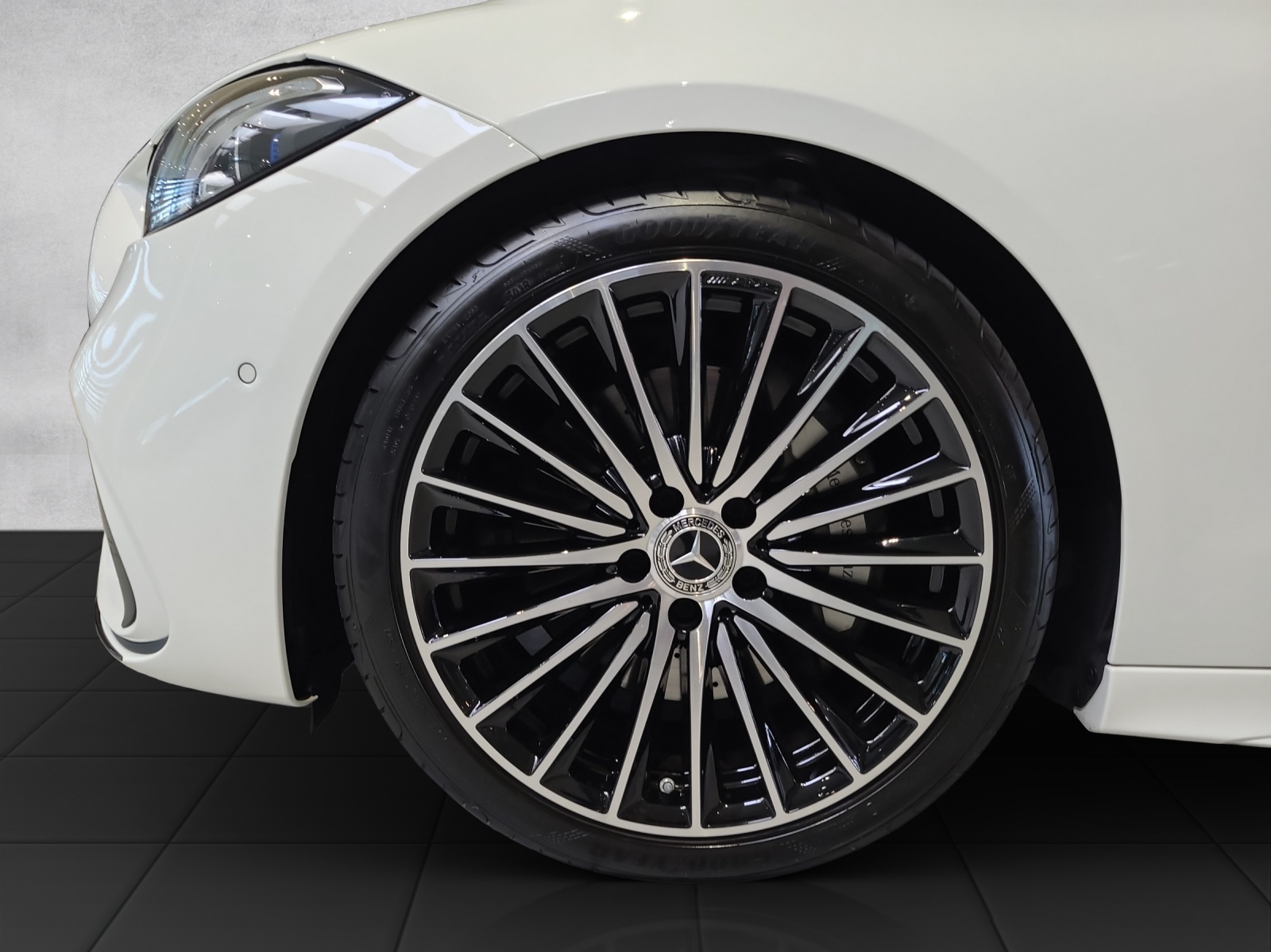 MERCEDES-BENZ C 200 4Matic AMG Line-image-9