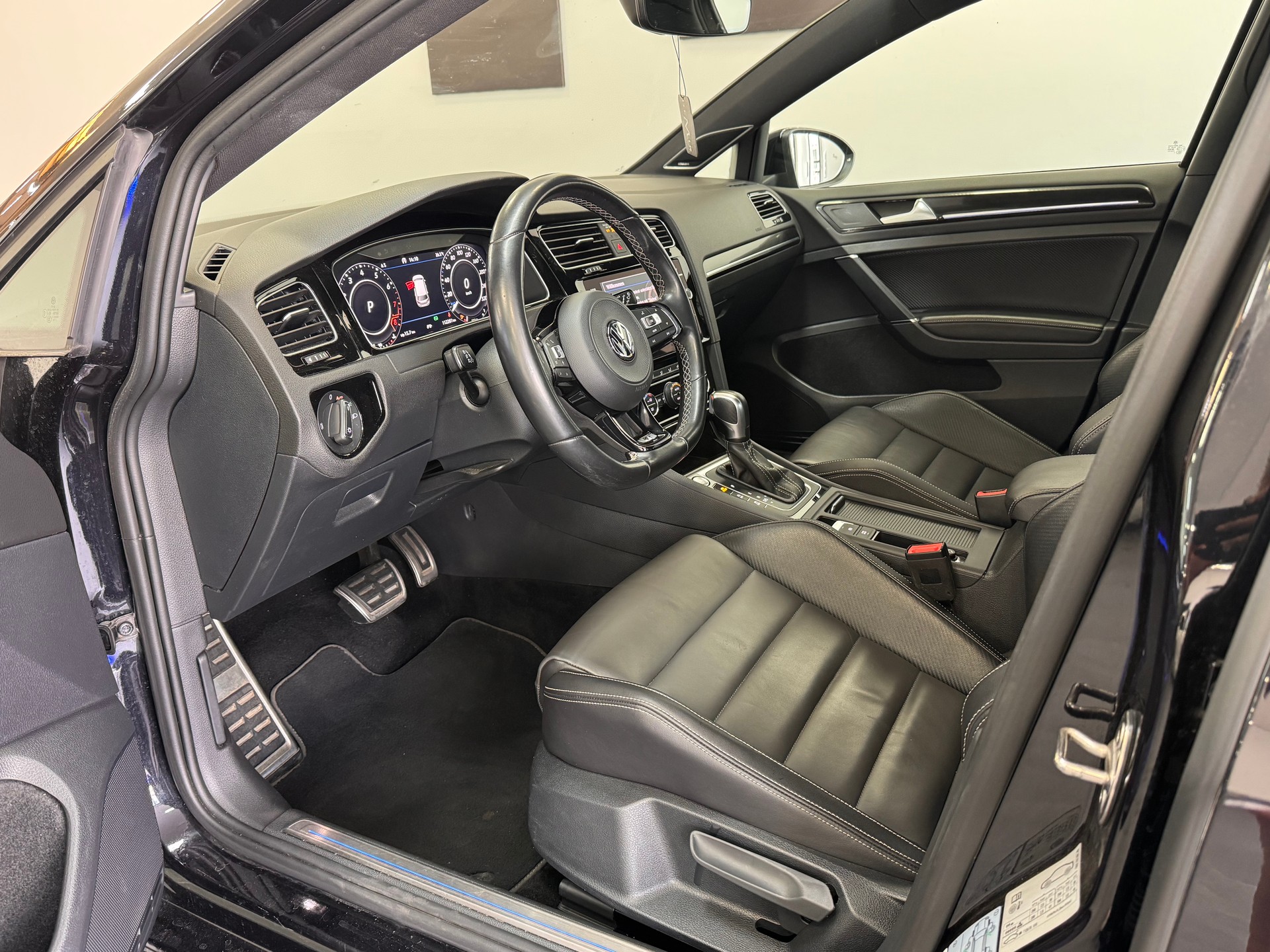 VW Golf 2.0 TSI R 4Motion DSG *Performance Pack / Nappa Leder / Rückfahrkamera / DynAudio / Keyless / Digital Cockpit*-image-6
