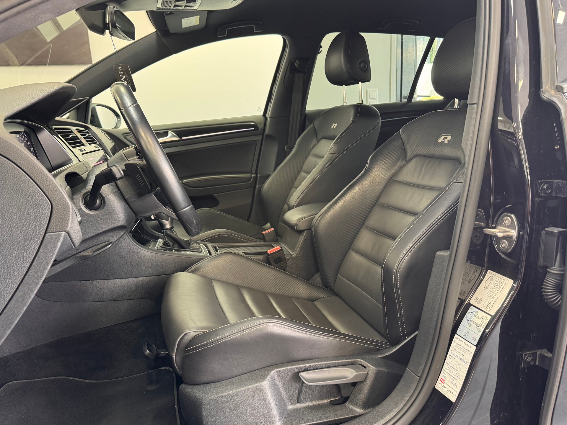 VW Golf 2.0 TSI R 4Motion DSG *Performance Pack / Nappa Leder / Rückfahrkamera / DynAudio / Keyless / Digital Cockpit*-image-7