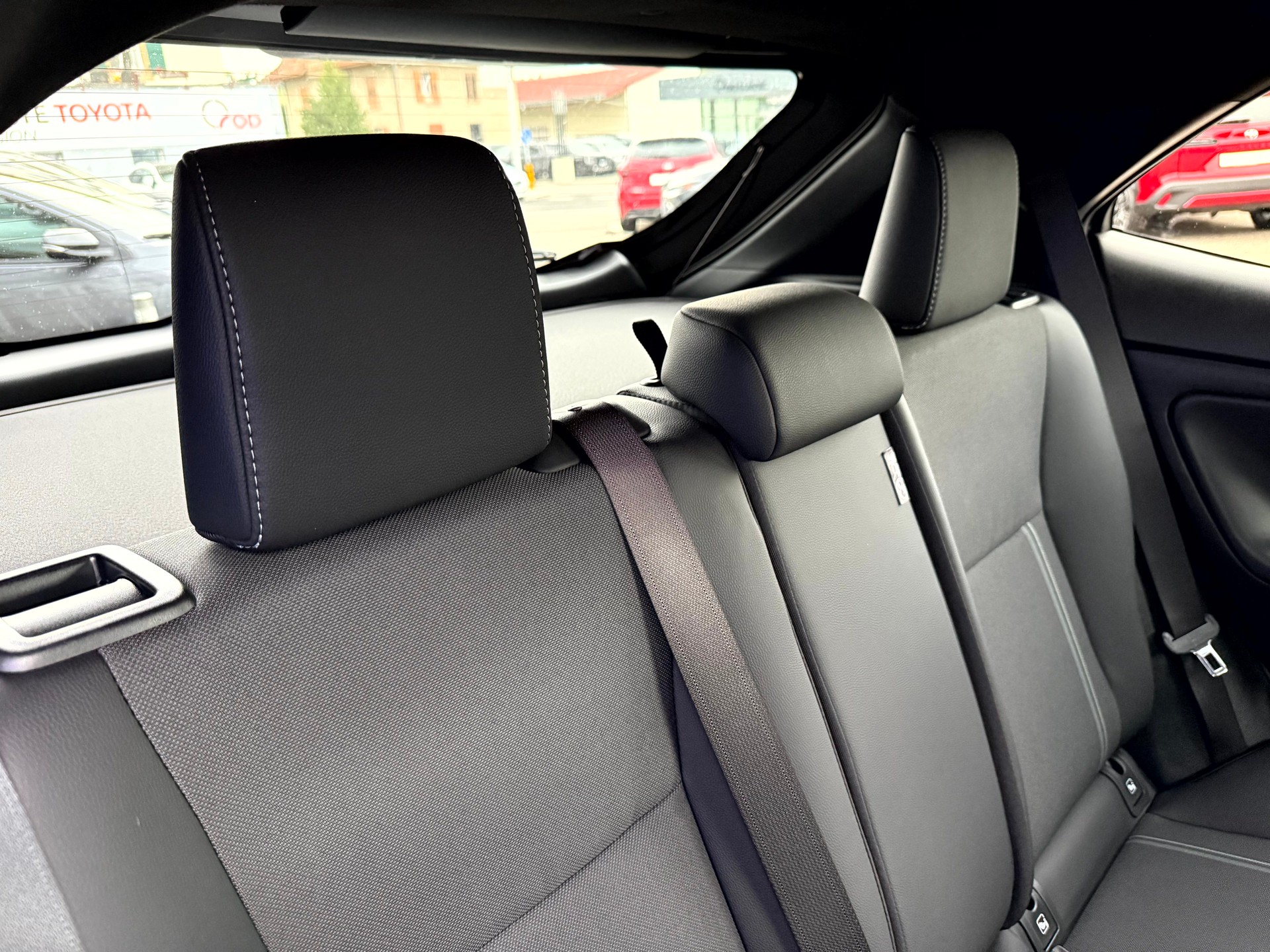 TOYOTA Yaris Cross 1.5 Premium AWDi e-CVT-image-11