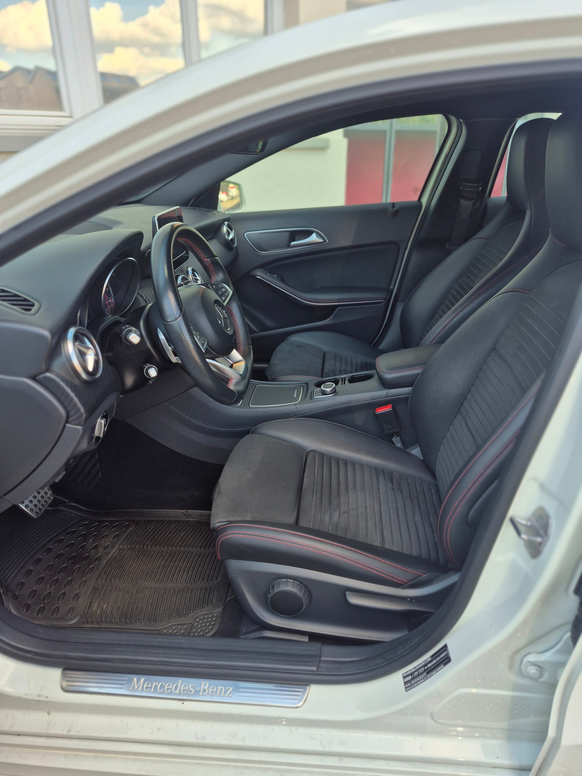 MERCEDES-BENZ A 200 AMG Line 7G-DCT-image-12