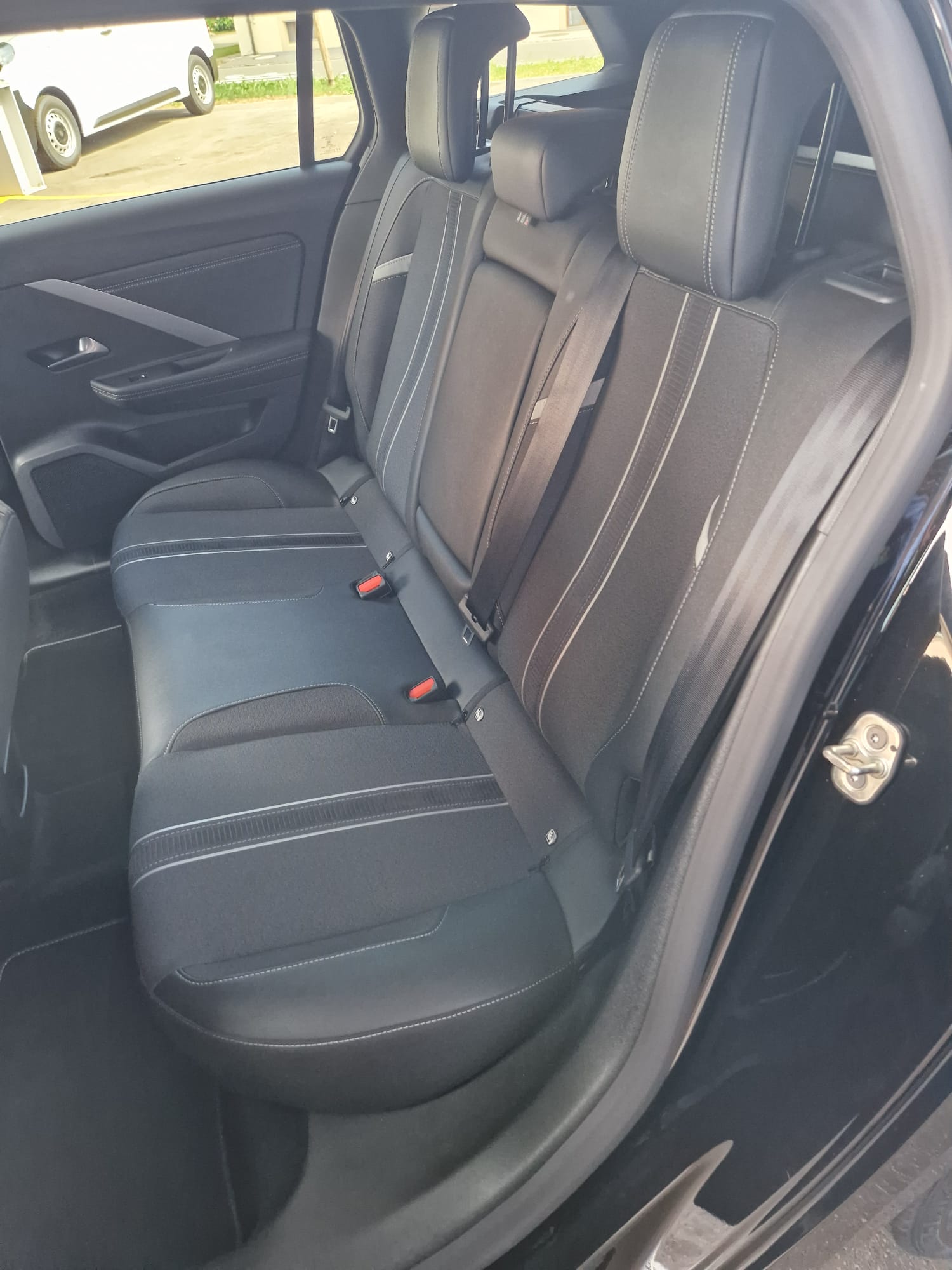 OPEL Astra Sports Tourer 1.2i Turbo GS A-image-6