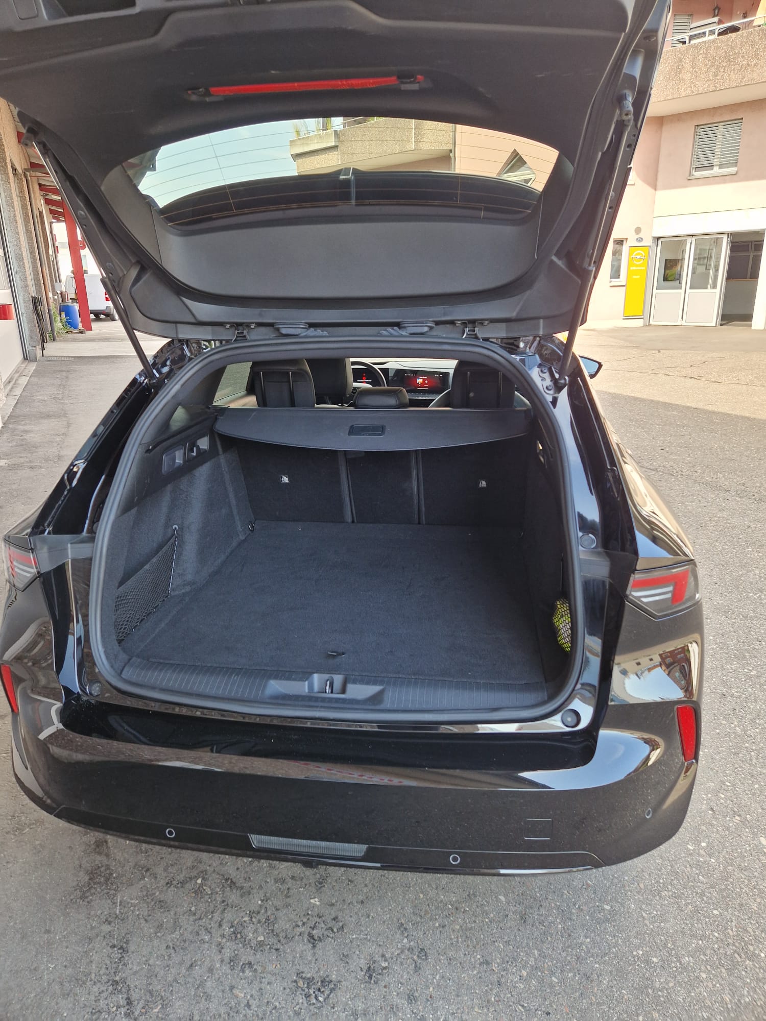 OPEL Astra Sports Tourer 1.2i Turbo GS A-image-3