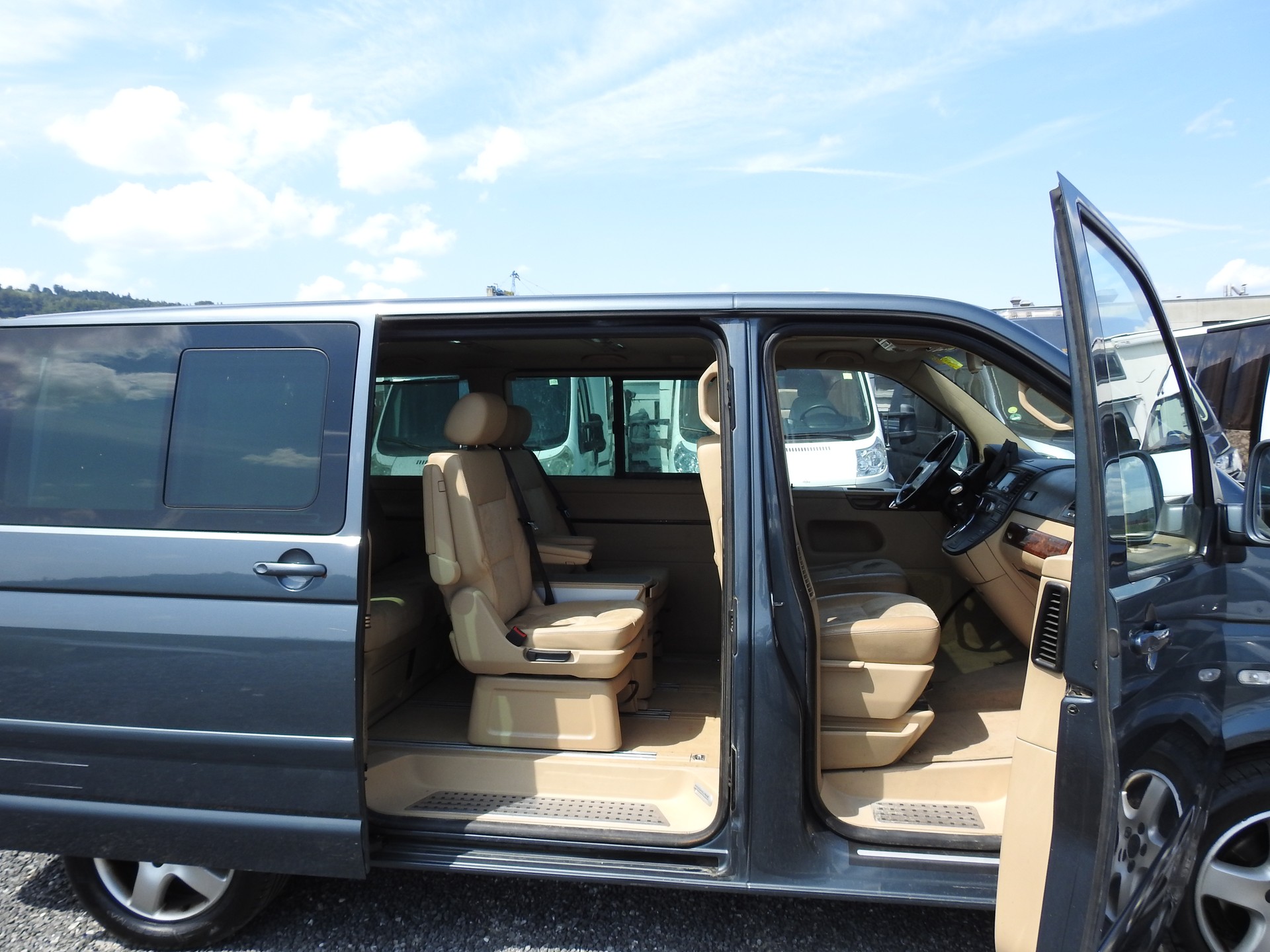 VW T5 Multivan Comfortline 2.5 TDI-image-28