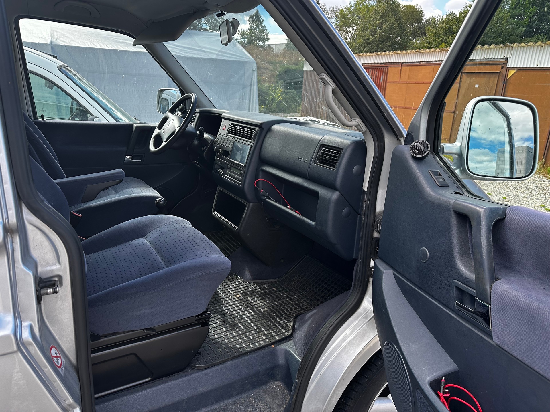 VW VW T4 Caravelle 2.5 TDI 111 kW Swiss Edition-image-5