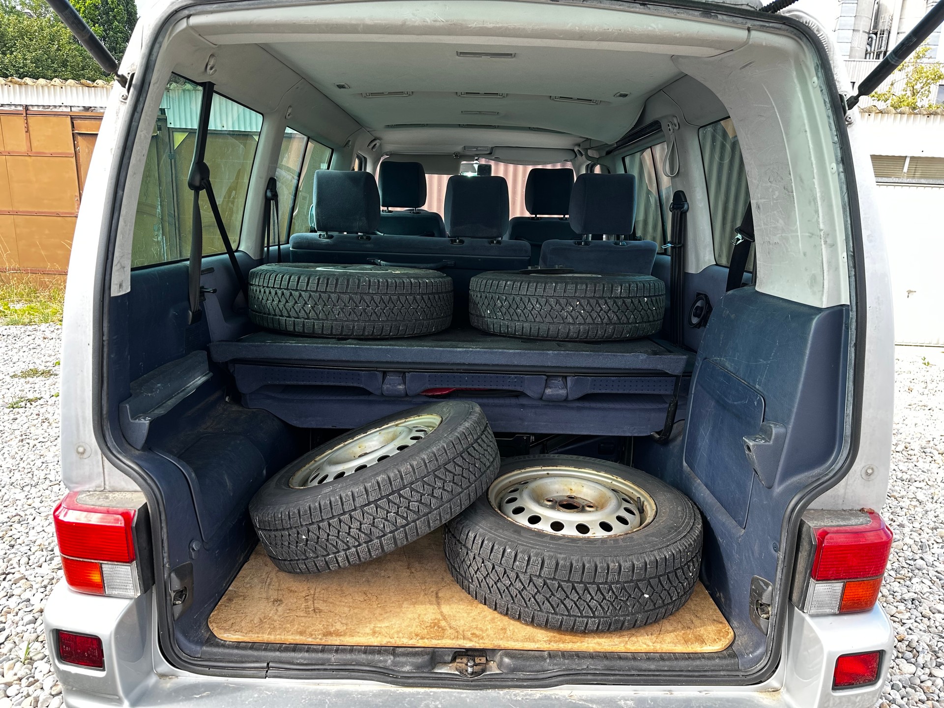 VW VW T4 Caravelle 2.5 TDI 111 kW Swiss Edition-image-9