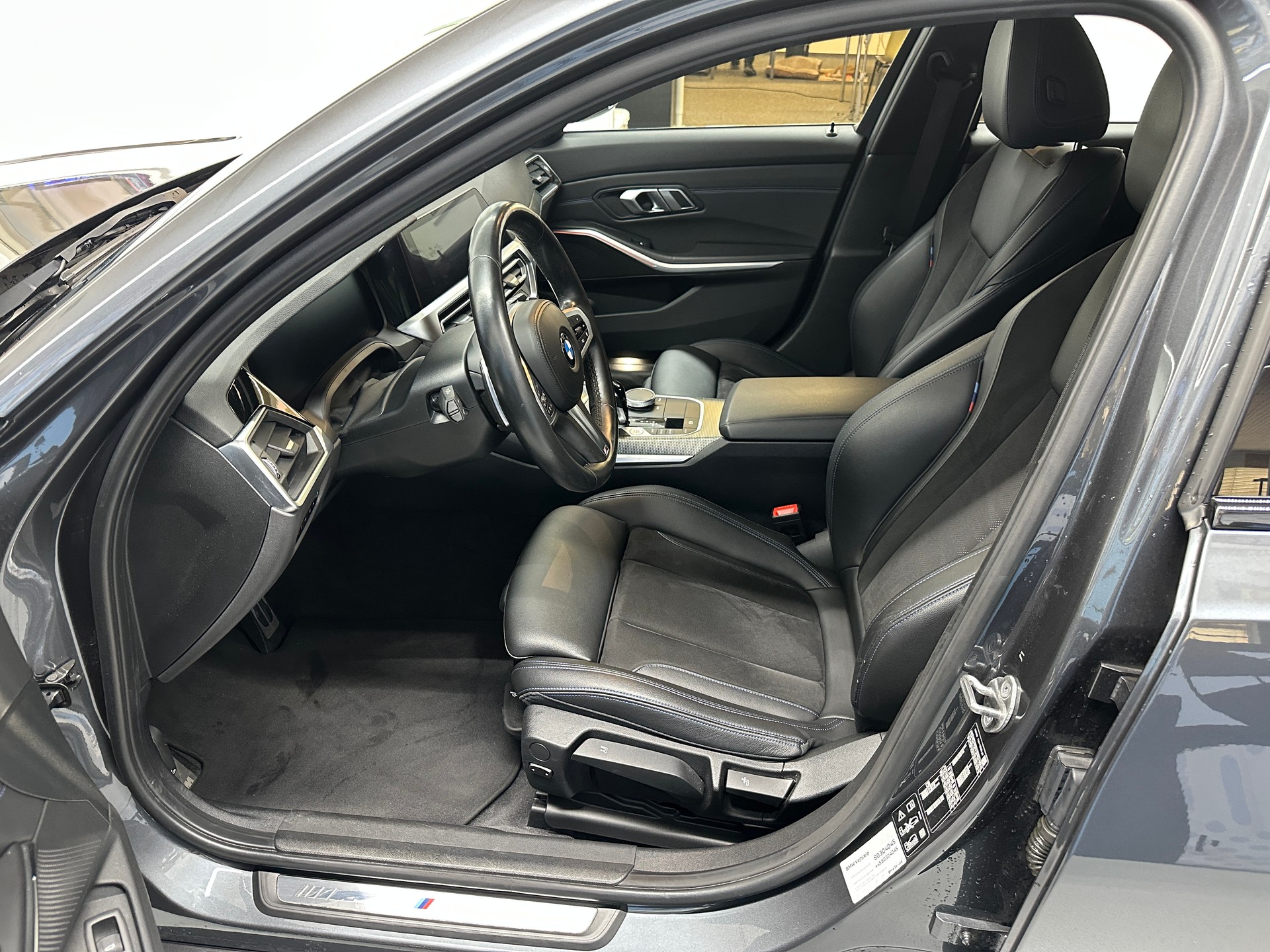 BMW 320d xDrive 48V Touring M Sport Steptronic-image-7