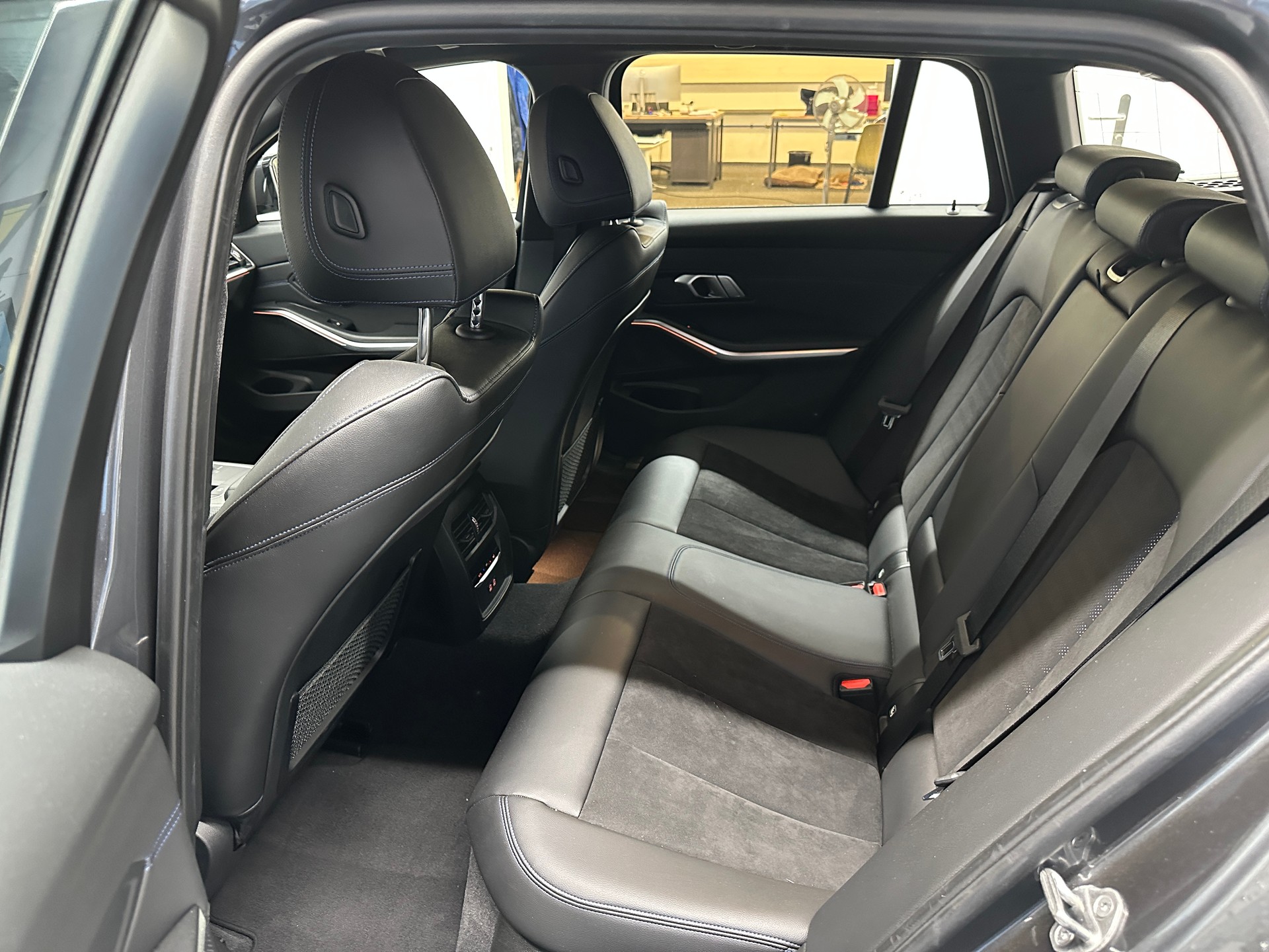 BMW 320d xDrive 48V Touring M Sport Steptronic-image-8
