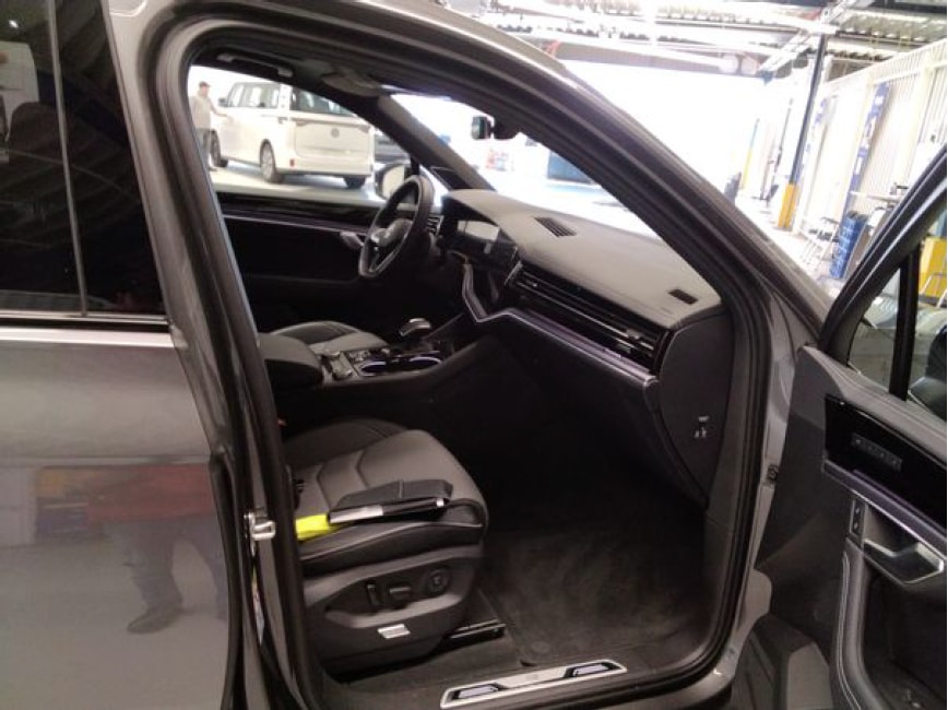 VW Touareg 3.0 TDI R-Line Tiptronic mit 5 Jahre 100tkm VW Werksgarantie-image-4