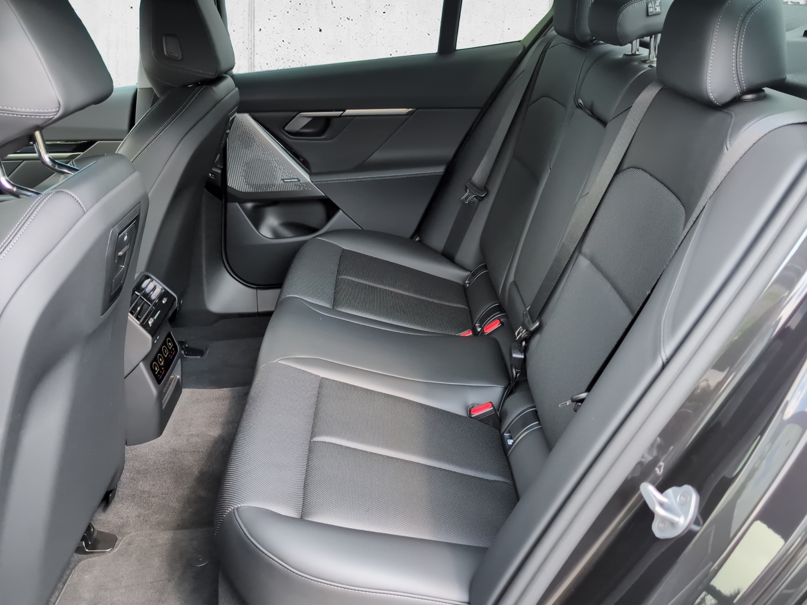 BMW i5 xDrive40-image-14