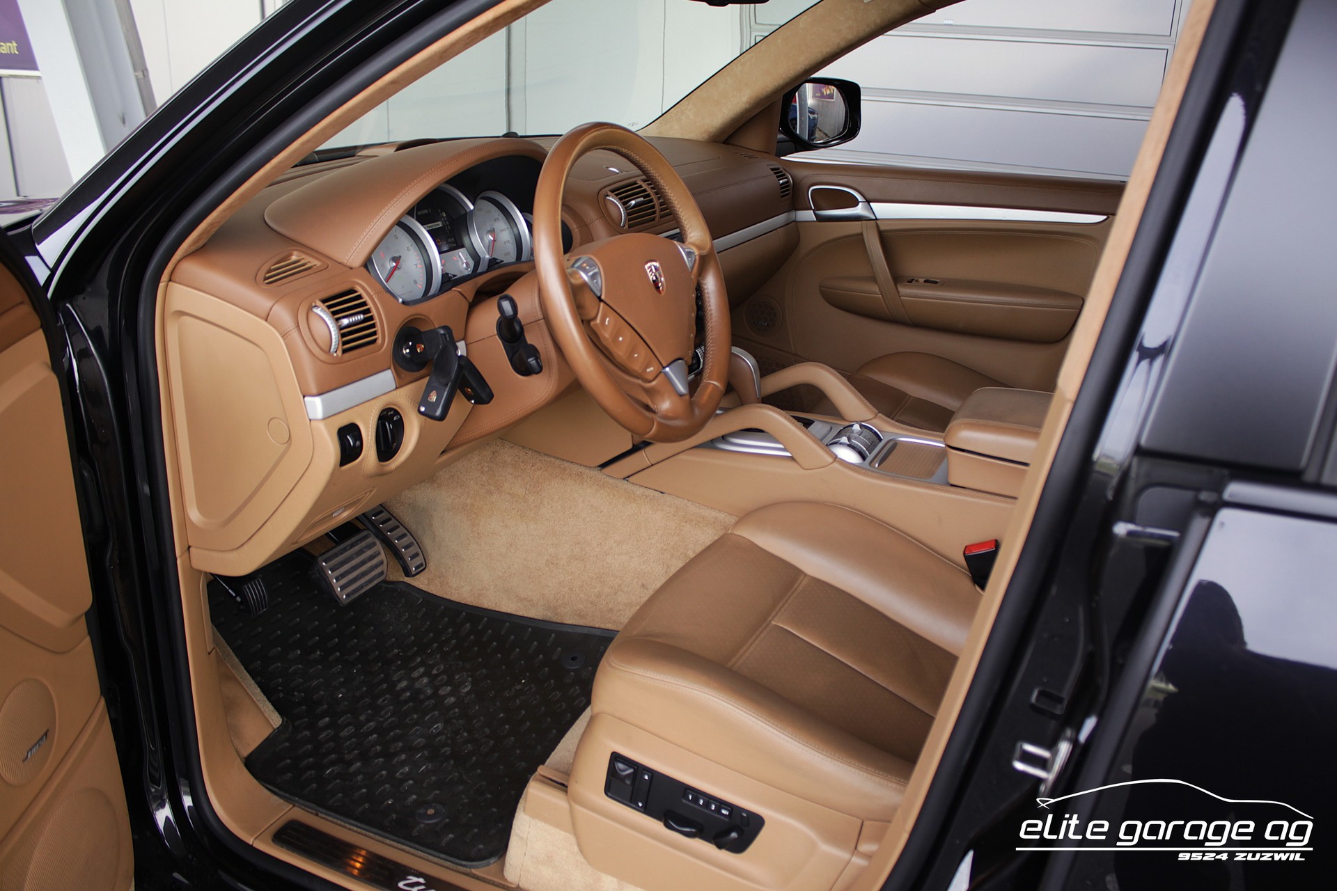 PORSCHE Cayenne Turbo-image-12