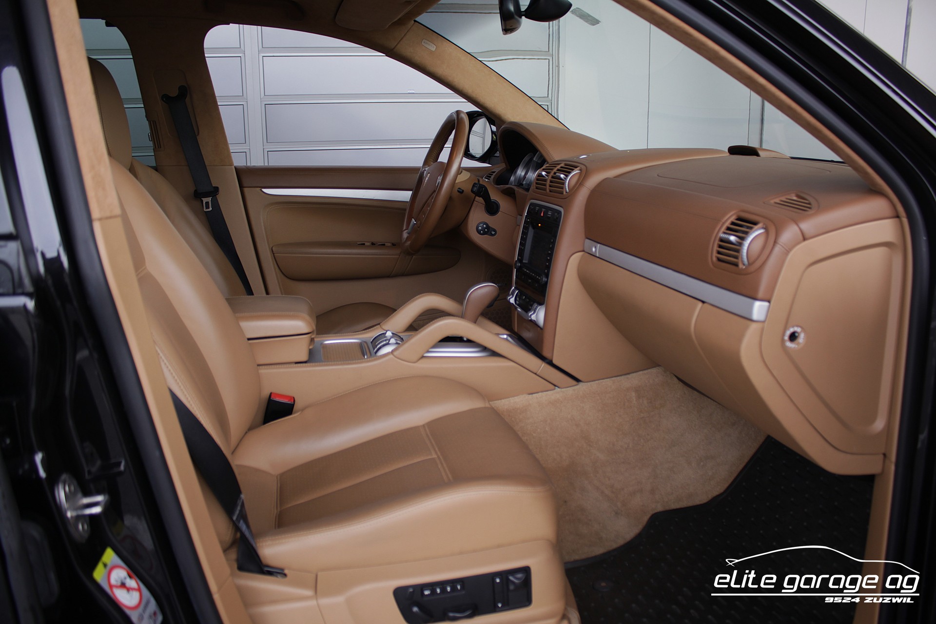 PORSCHE Cayenne Turbo-image-14