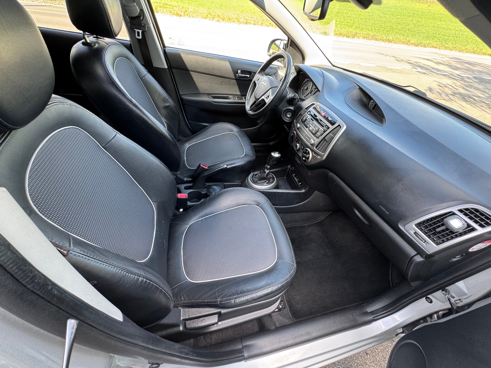 HYUNDAI i20 1.4 exxtra Plus-image-9