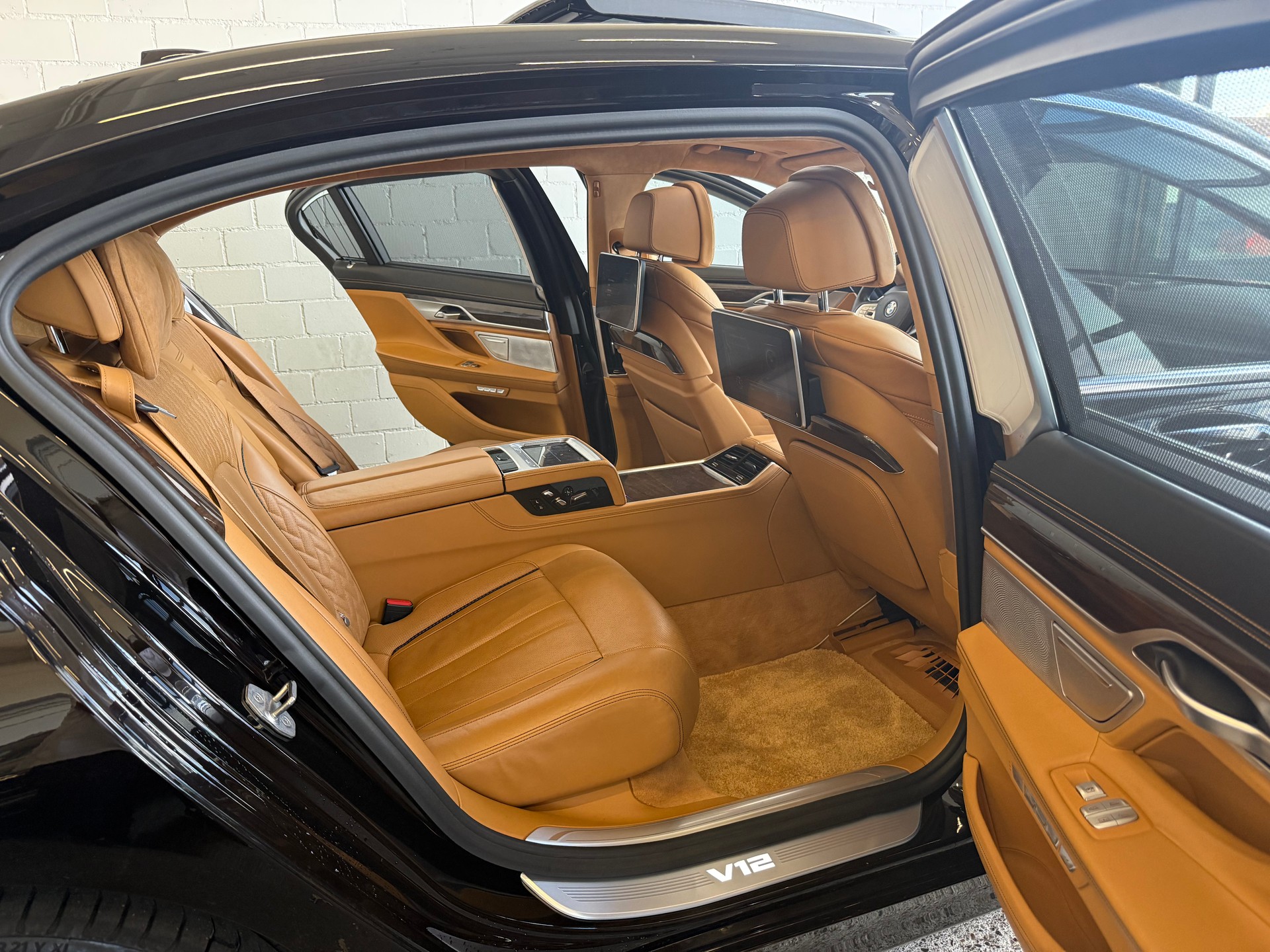 BMW M760Li xDrive Steptronic-image-9