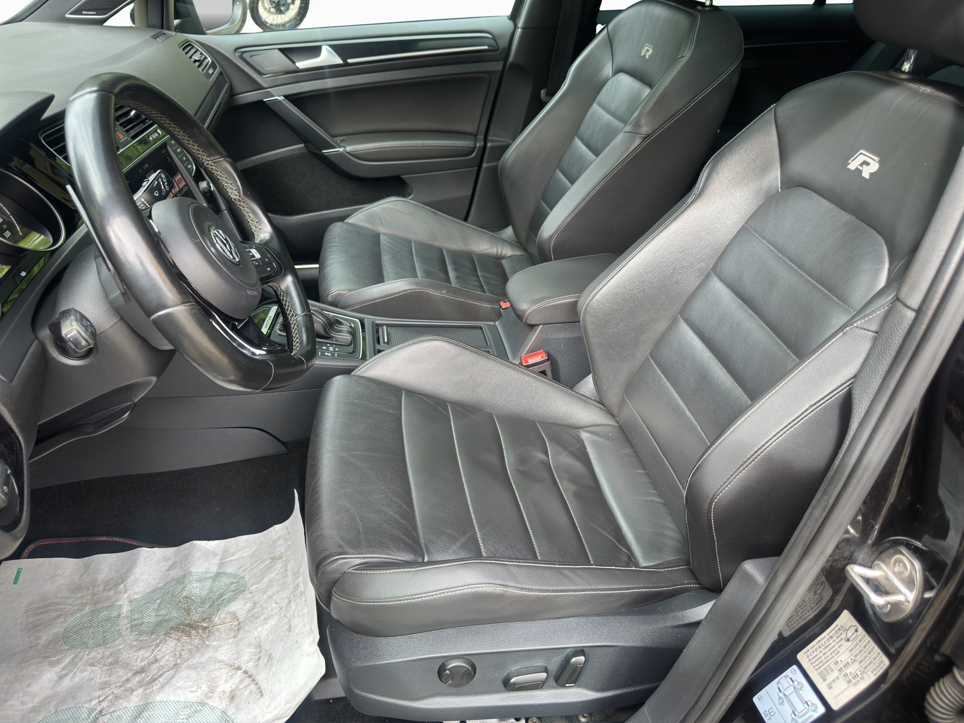 VW Golf 2.0 TSI R 4Motion DSG-image-8