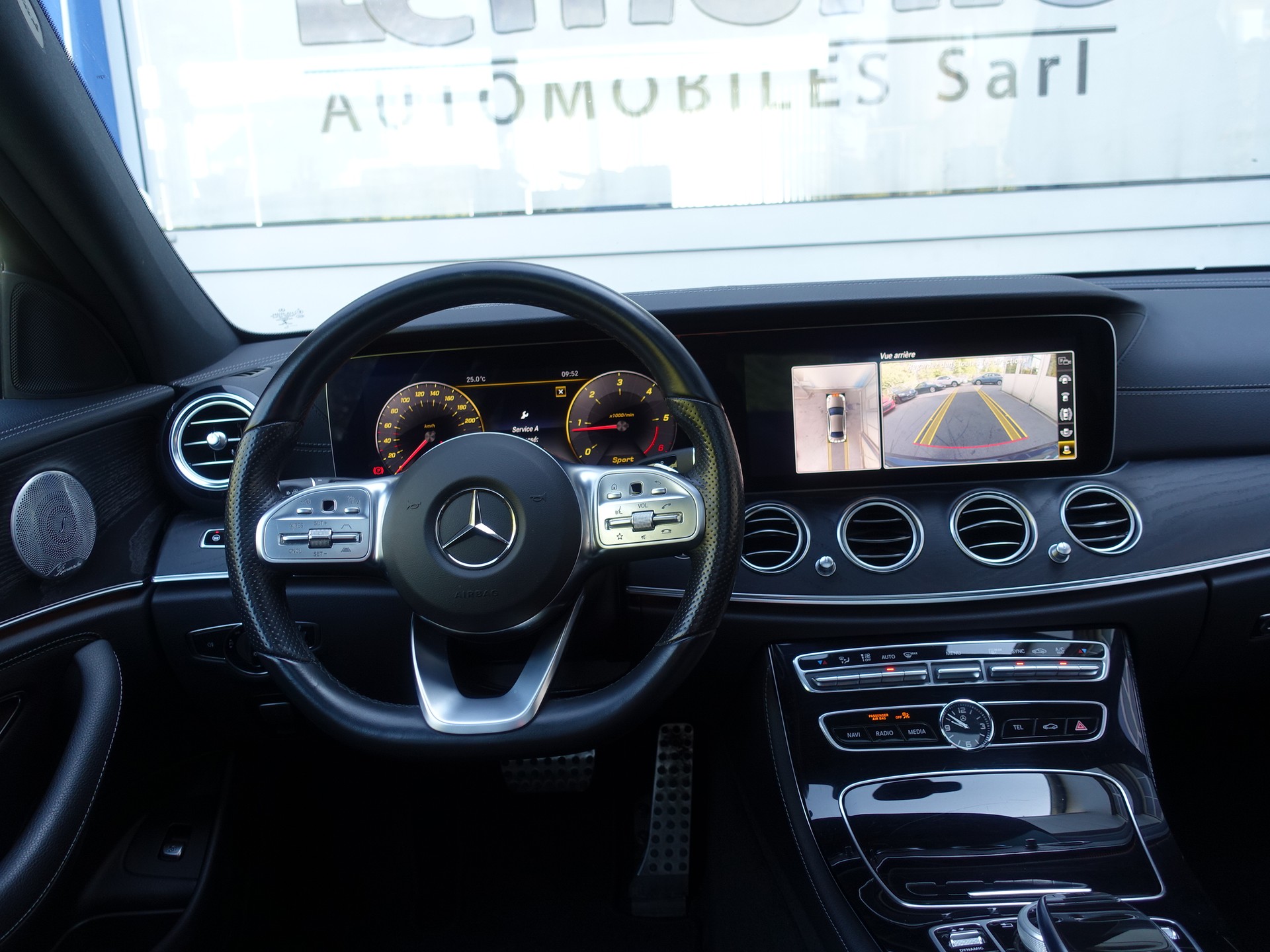 MERCEDES-BENZ E 220 d AMG Line 4Matic 9G-Tronic-image-11