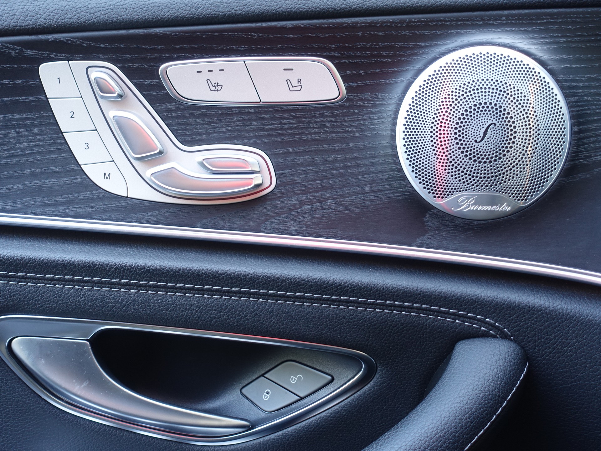 MERCEDES-BENZ E 220 d AMG Line 4Matic 9G-Tronic-image-17