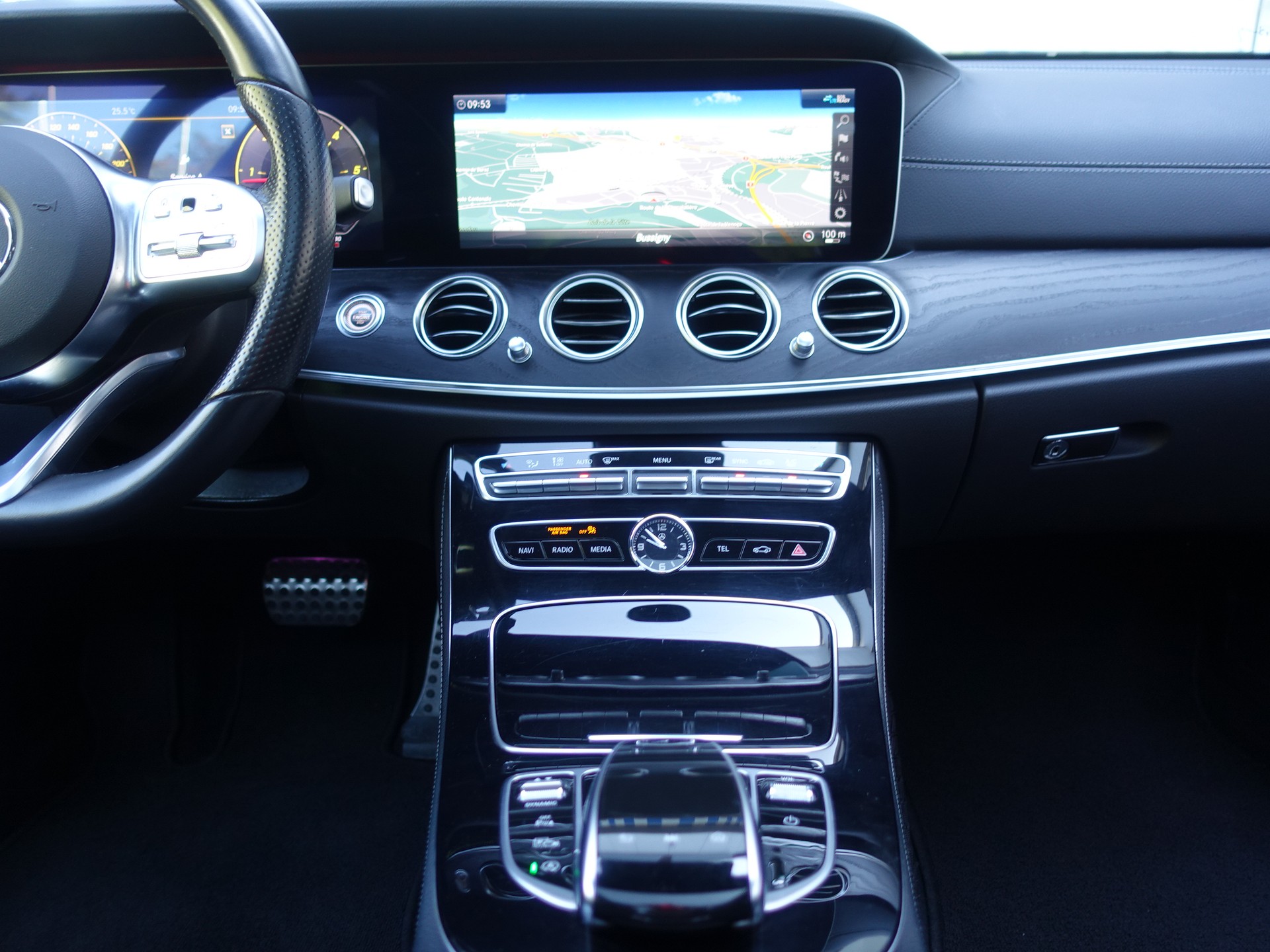 MERCEDES-BENZ E 220 d AMG Line 4Matic 9G-Tronic-image-12